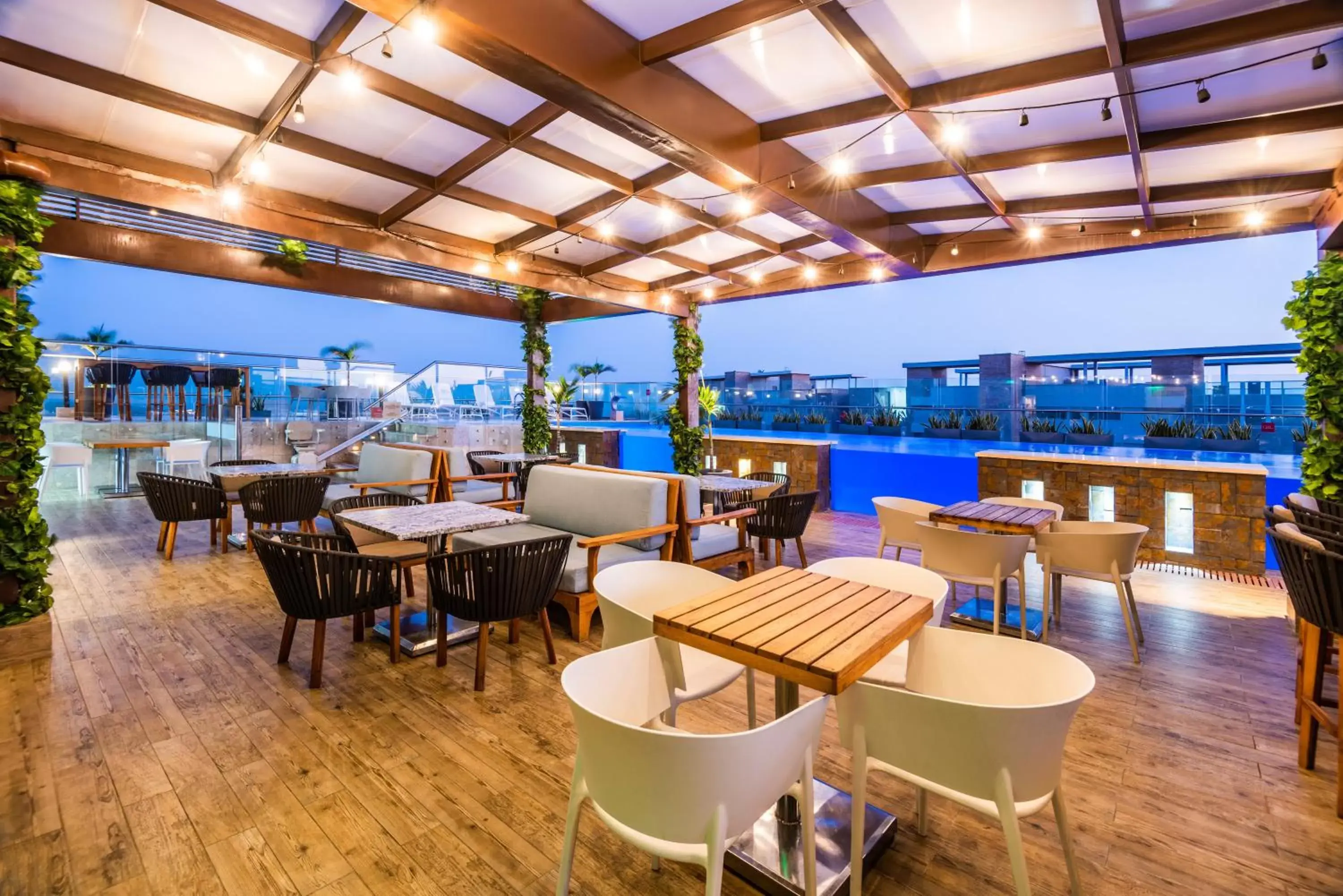 Swimming pool, Lounge/Bar in Crowne Plaza Barranquilla, an IHG Hotel