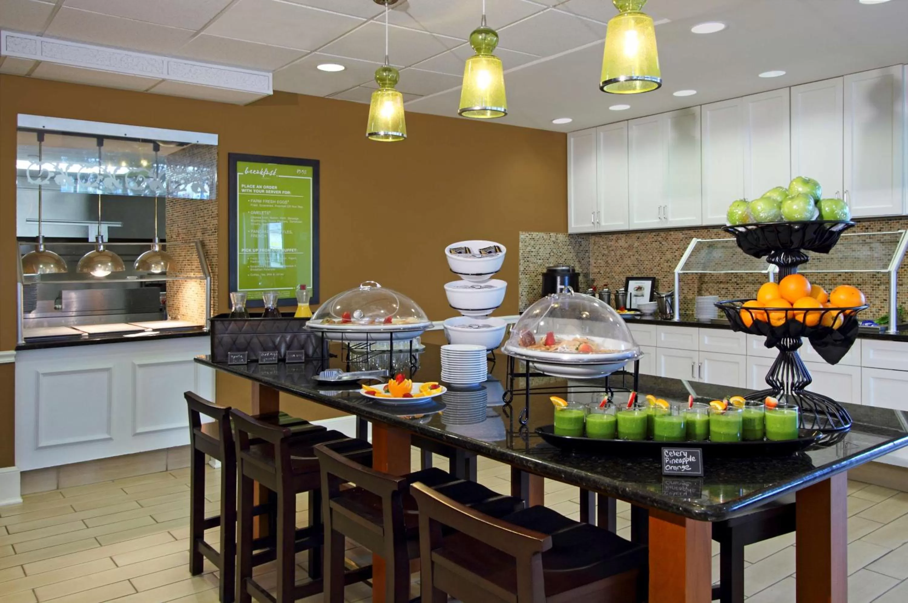 Dining area in Hilton Garden Inn Columbus Airport