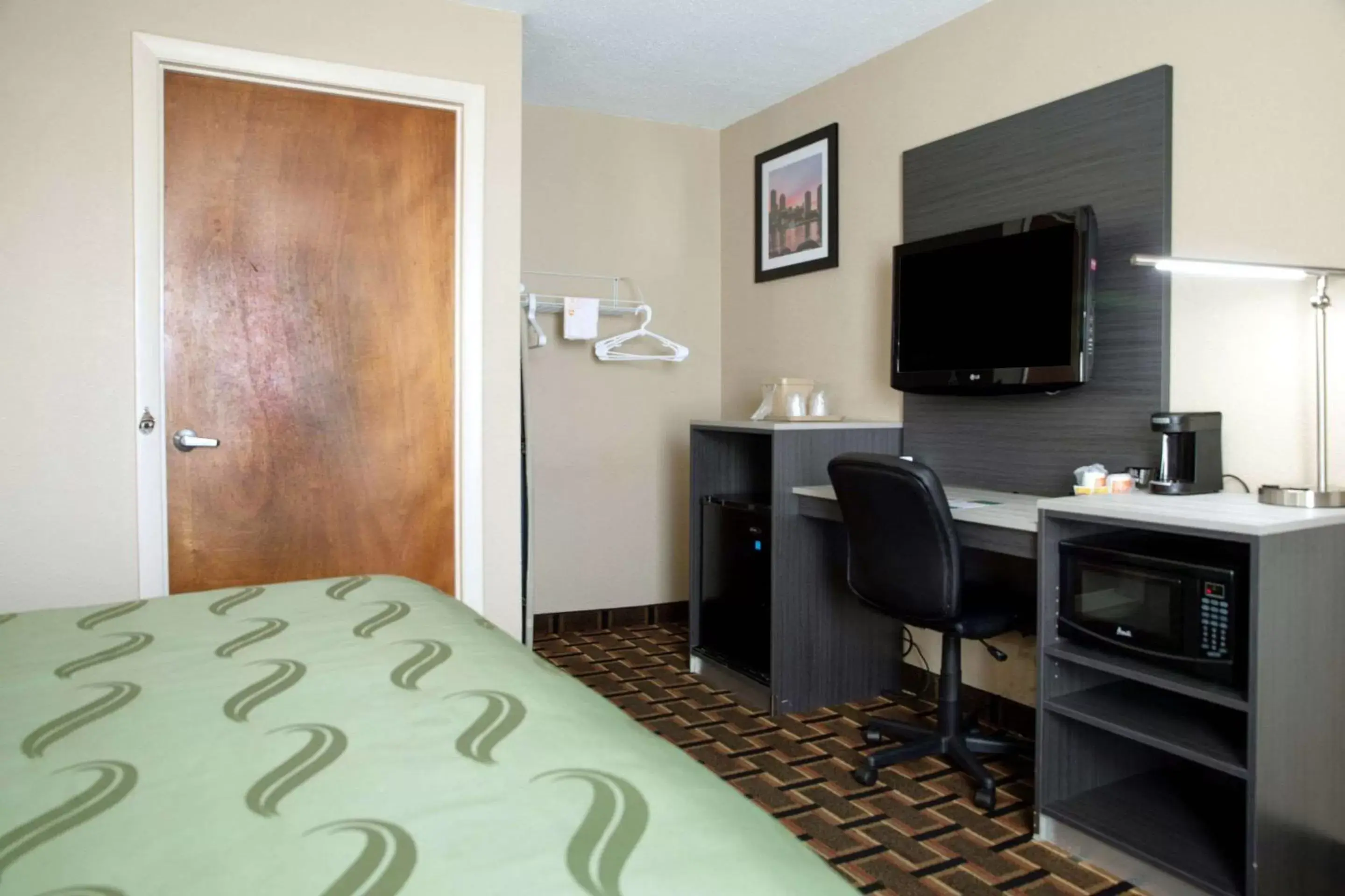 Bedroom, TV/Entertainment Center in Quality Inn Raynham - Taunton