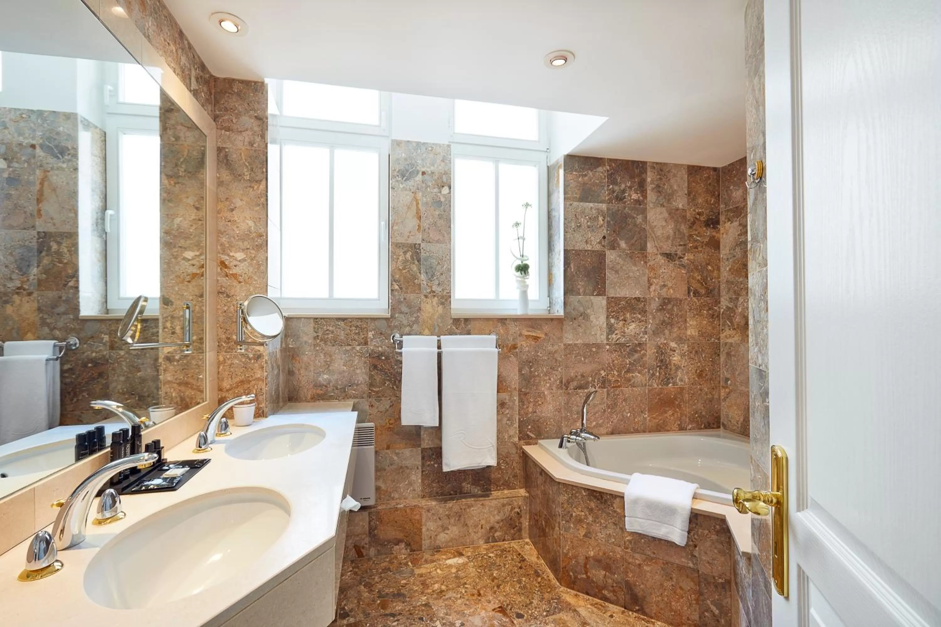 Bathroom in Hôtel Régent Contades