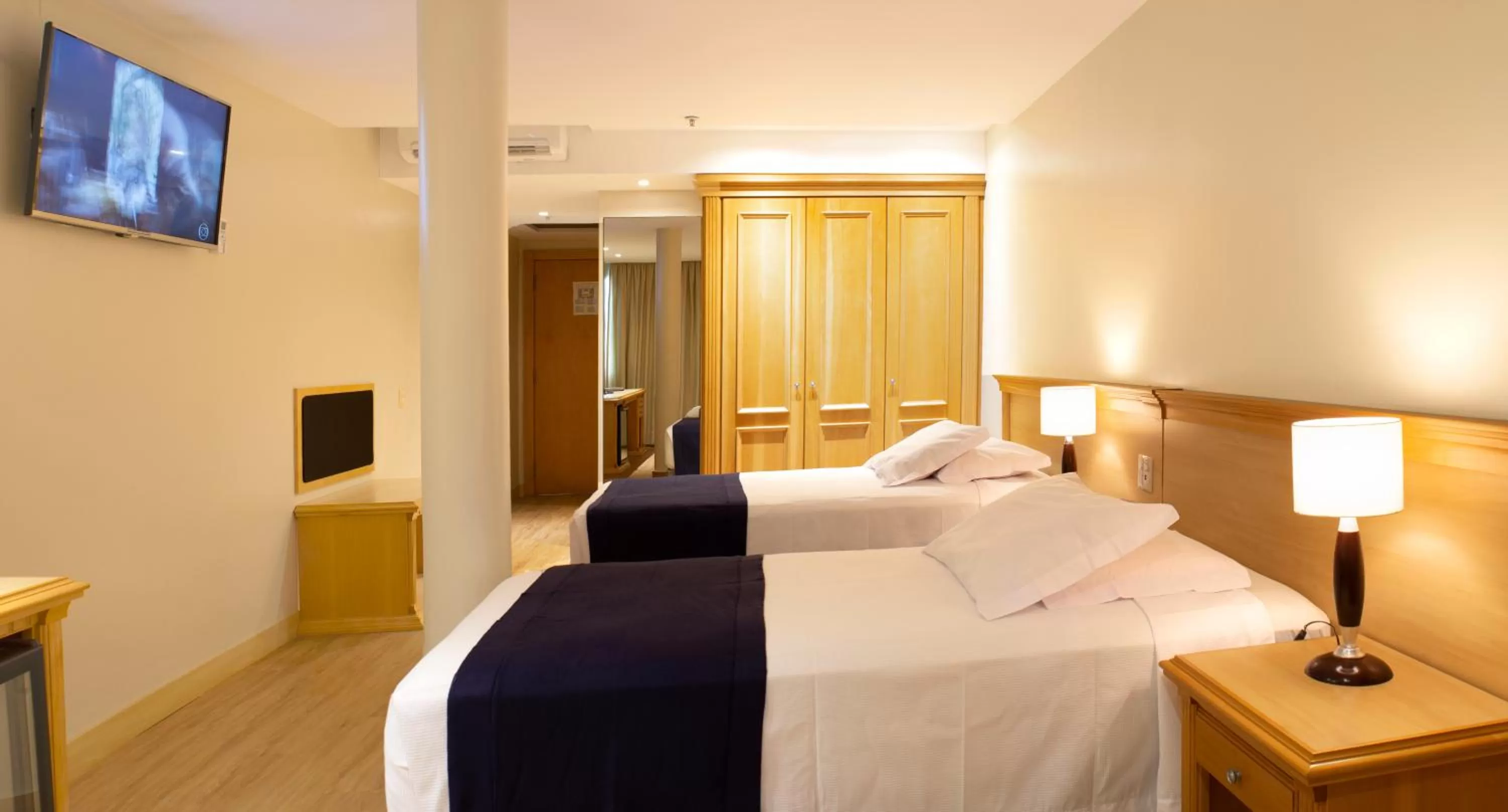 Photo of the whole room, Bed in Mar Palace Copacabana Hotel