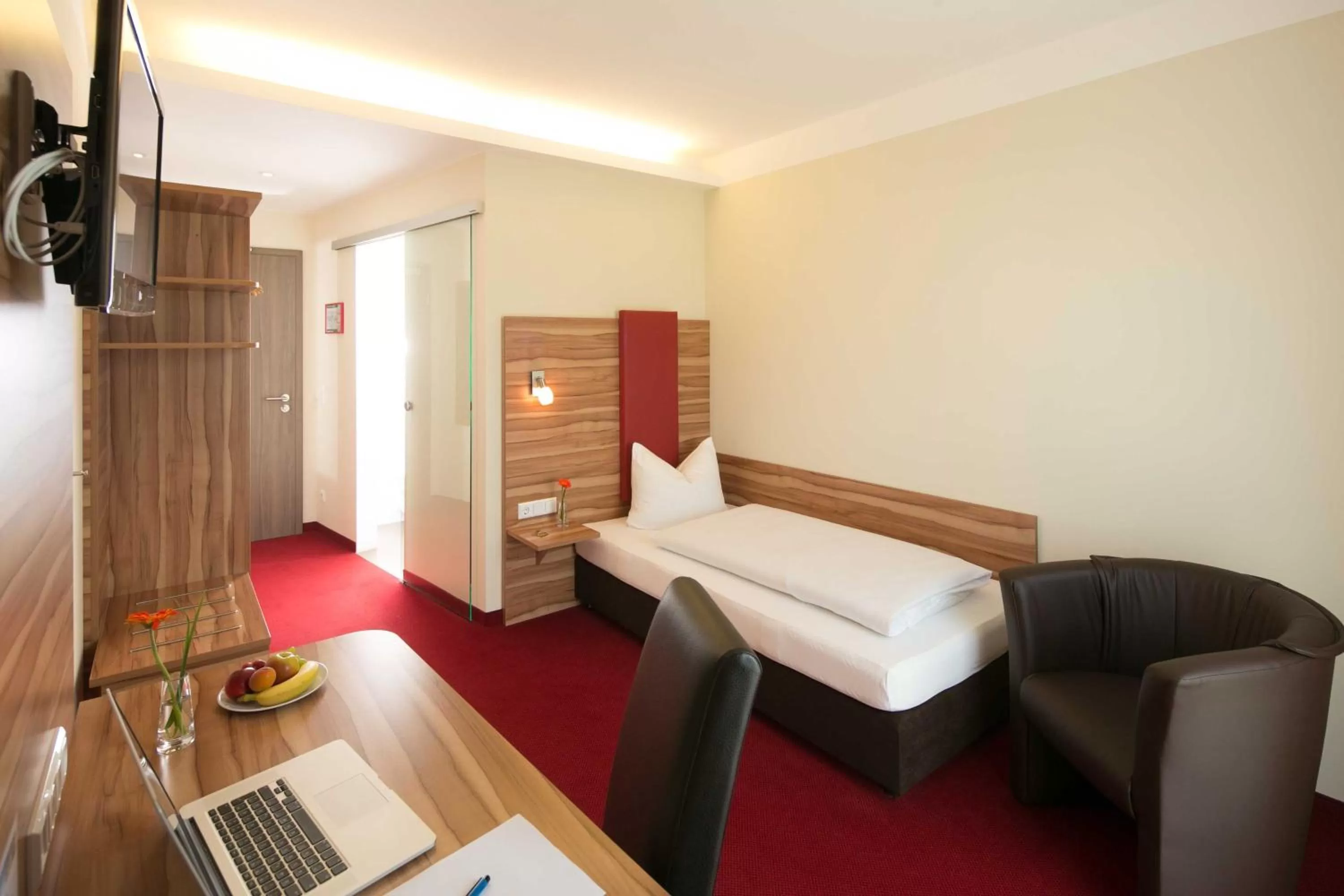 Photo of the whole room, Bed in Come IN Hotel