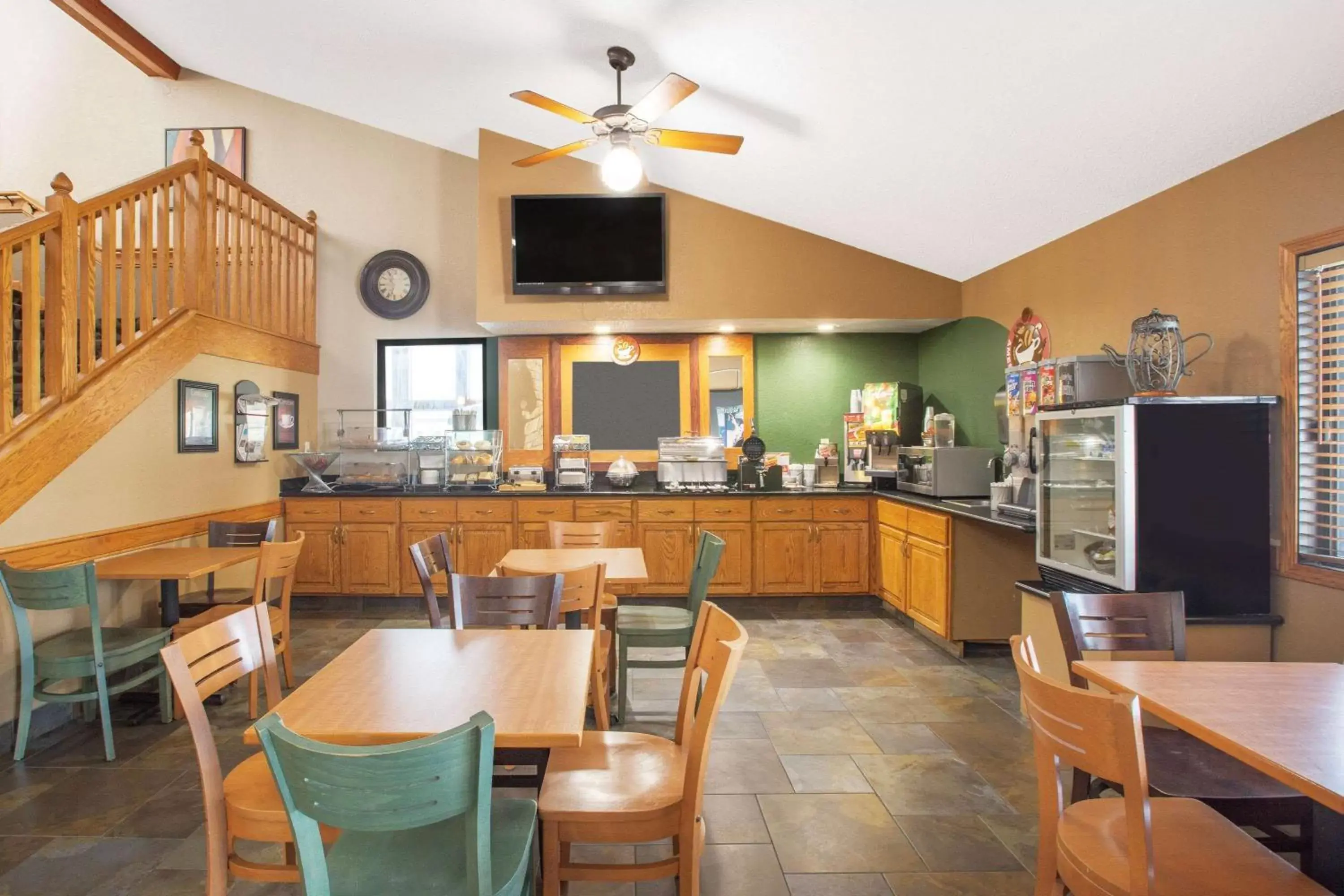 Restaurant/Places to Eat in AmericInn by Wyndham Ankeny/Des Moines