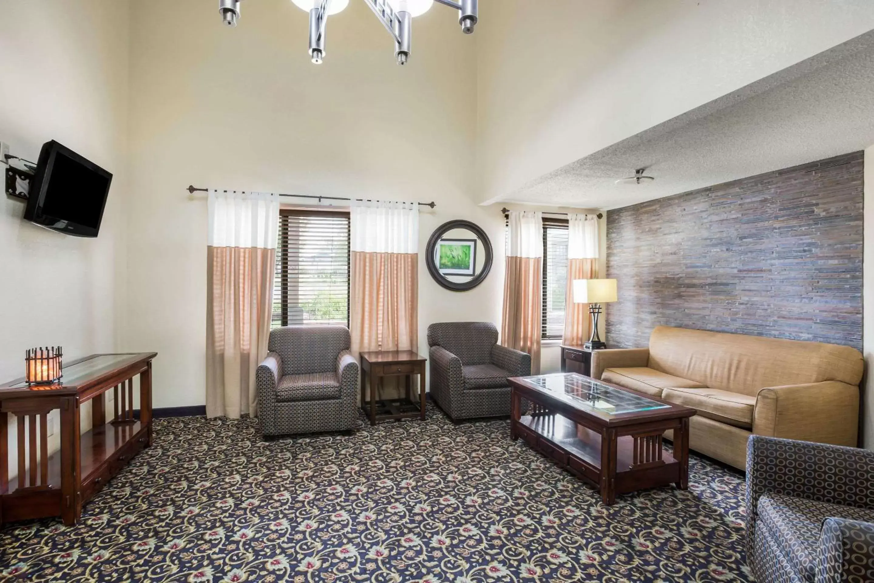 Lobby or reception, Seating Area in Quality Inn & Suites Lawrence - University Area