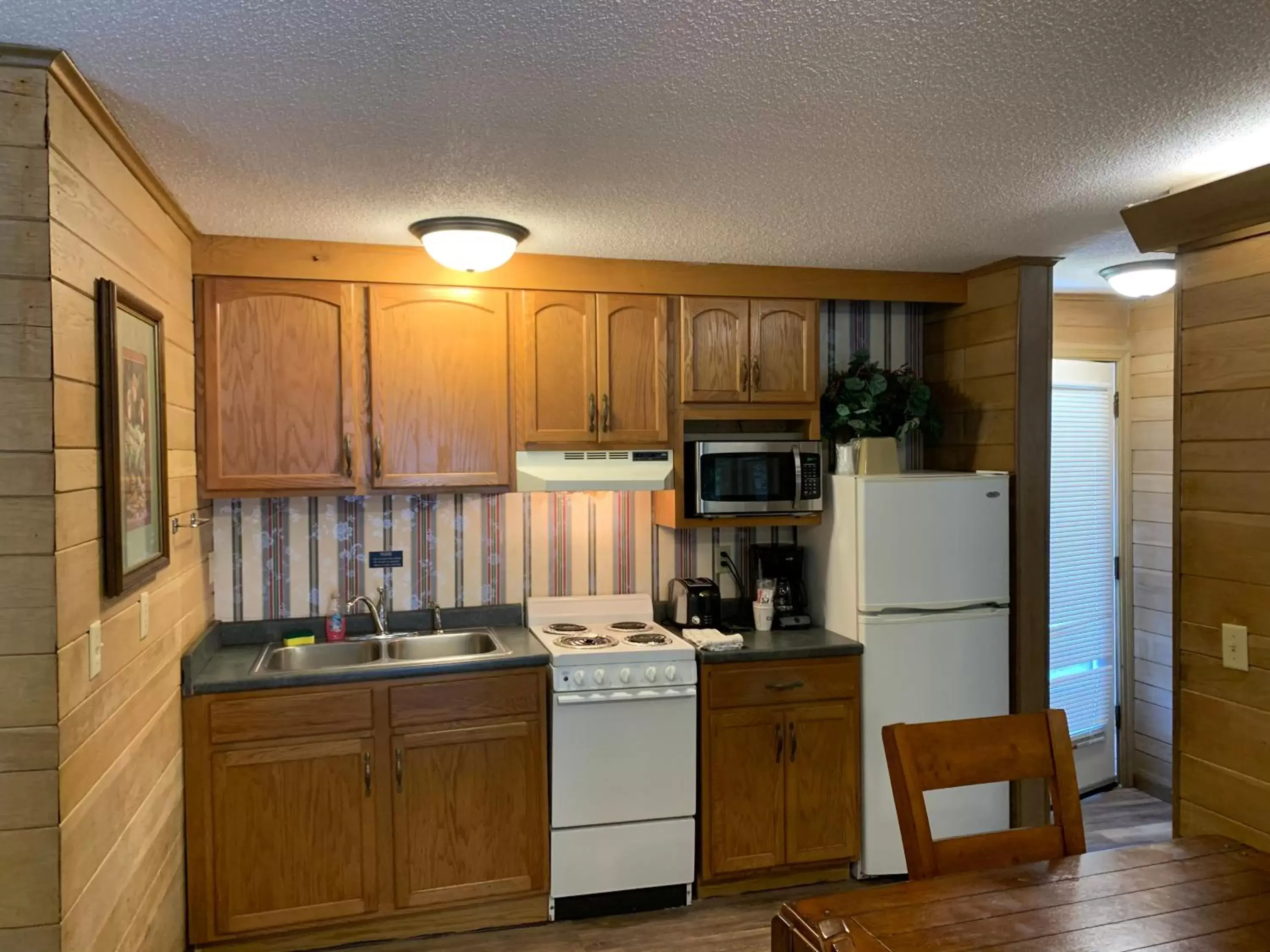 Kitchen or kitchenette, Kitchen/Kitchenette in Carr's Northside Hotel and Cottages