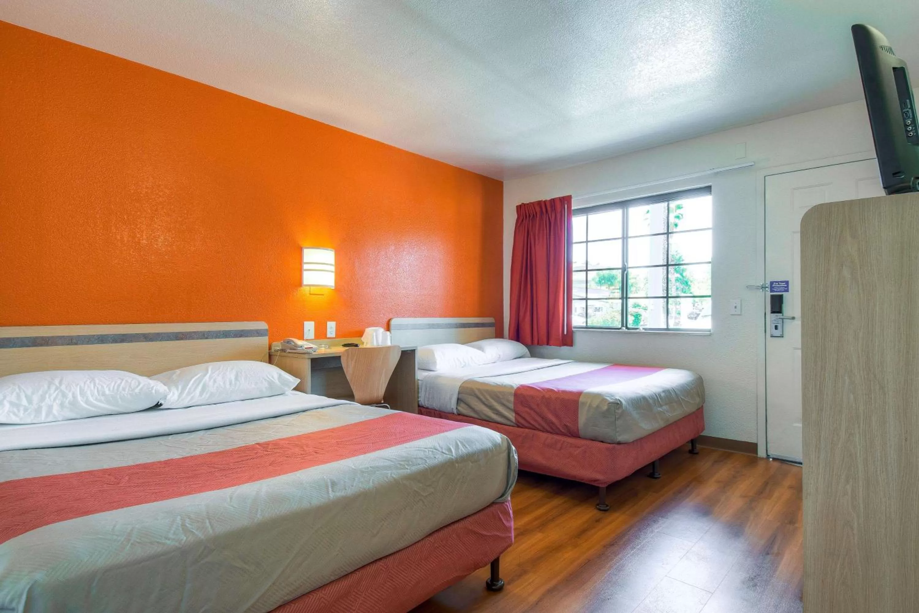 TV and multimedia, Bed in Motel 6-Pomona, CA - Los Angeles