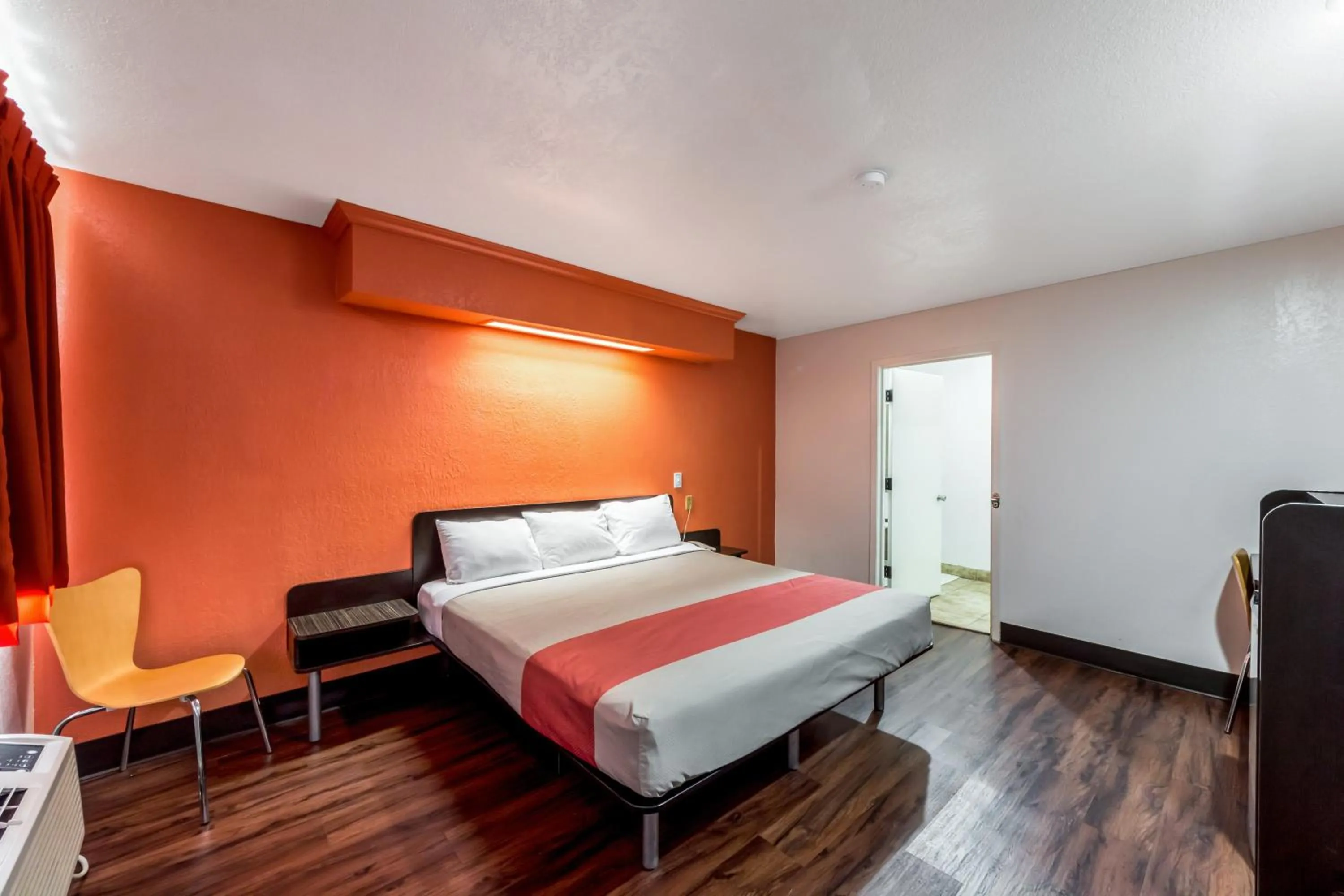 Bedroom, Bed in Motel 6 San Antonio, TX - Frost Bank Center