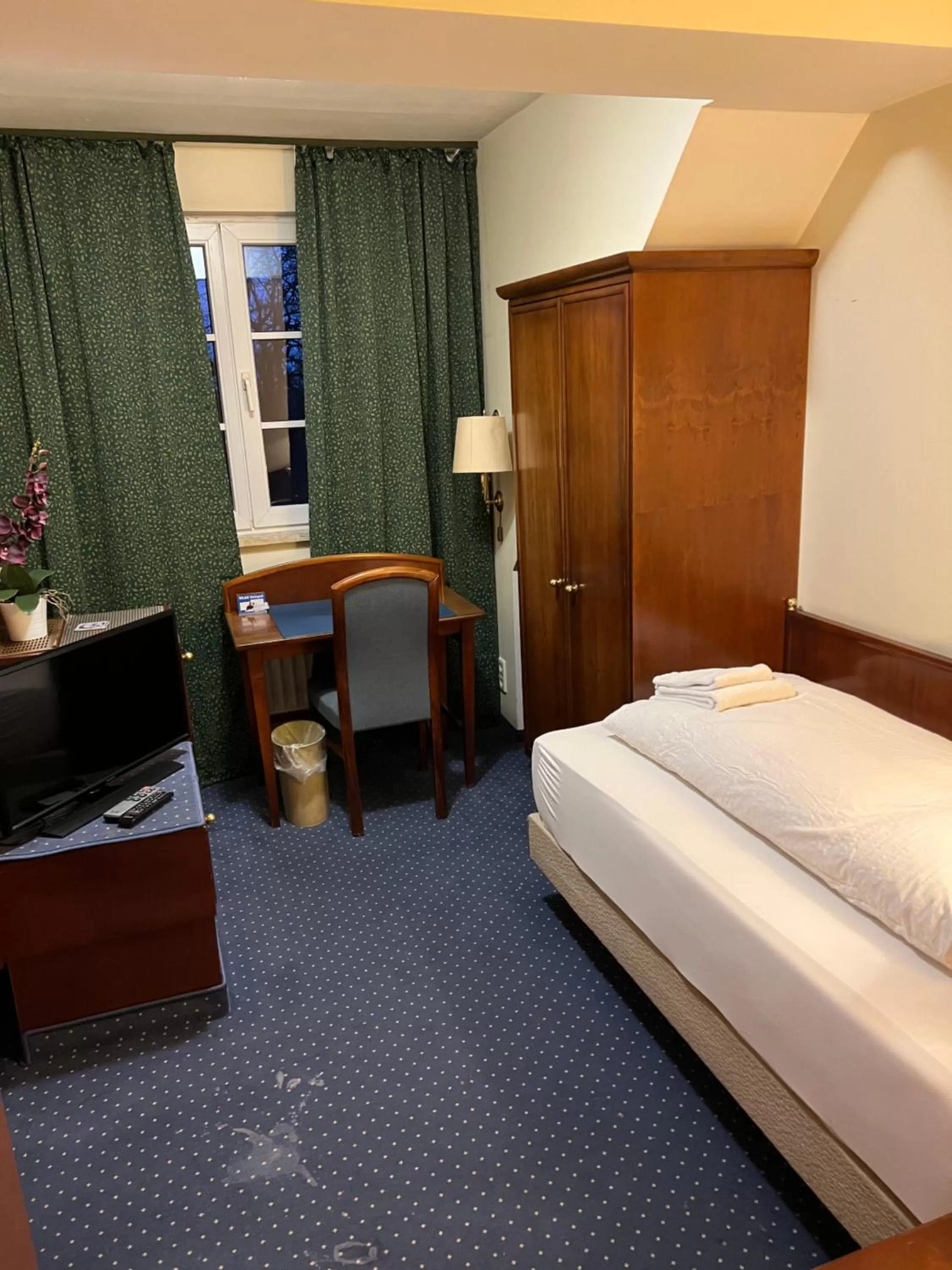Photo of the whole room, Bed in Hotel am Schloss - Frankfurt an der Oder