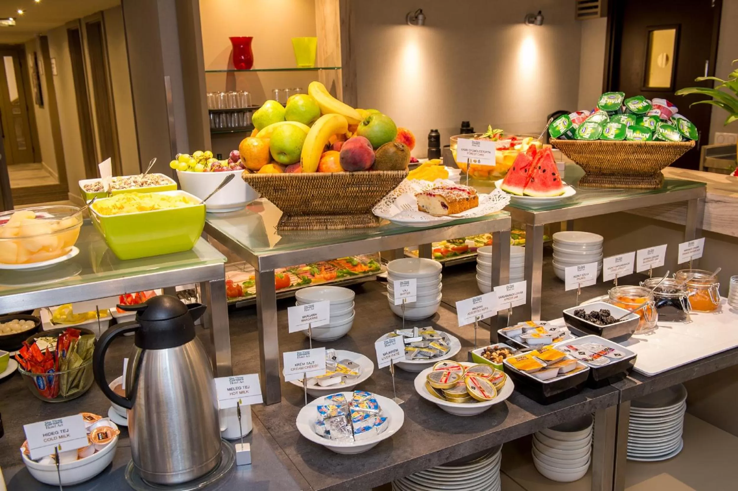 Restaurant/places to eat in Three Corners Hotel Art