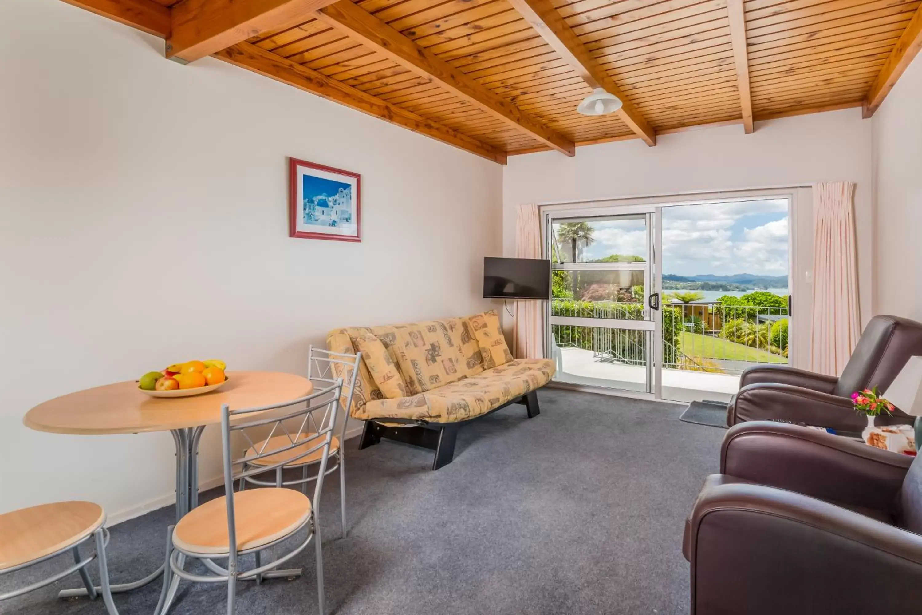 TV and multimedia, Seating Area in Aloha Seaview Resort Motel