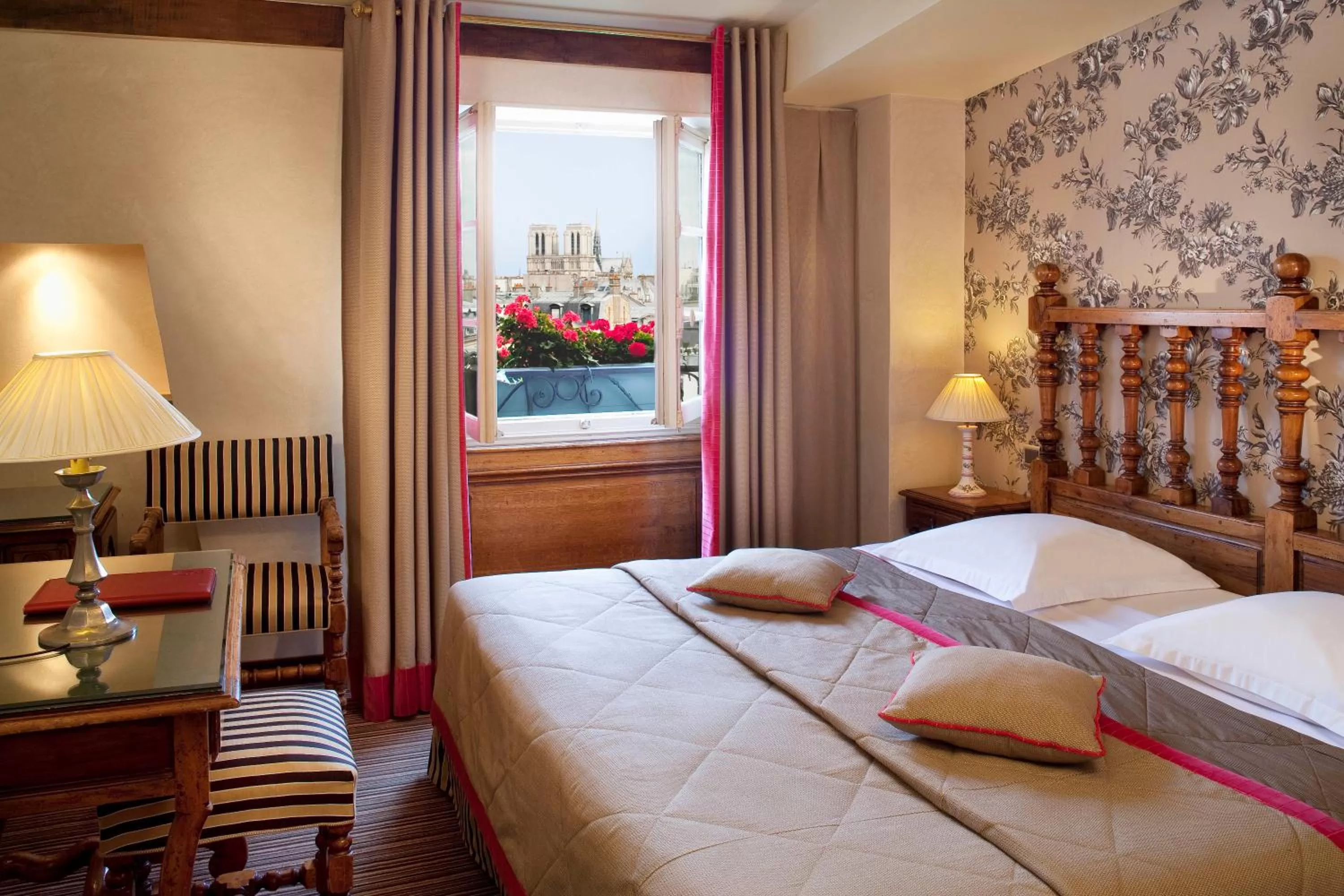 Photo of the whole room, Bed in Hotel Left Bank Saint Germain