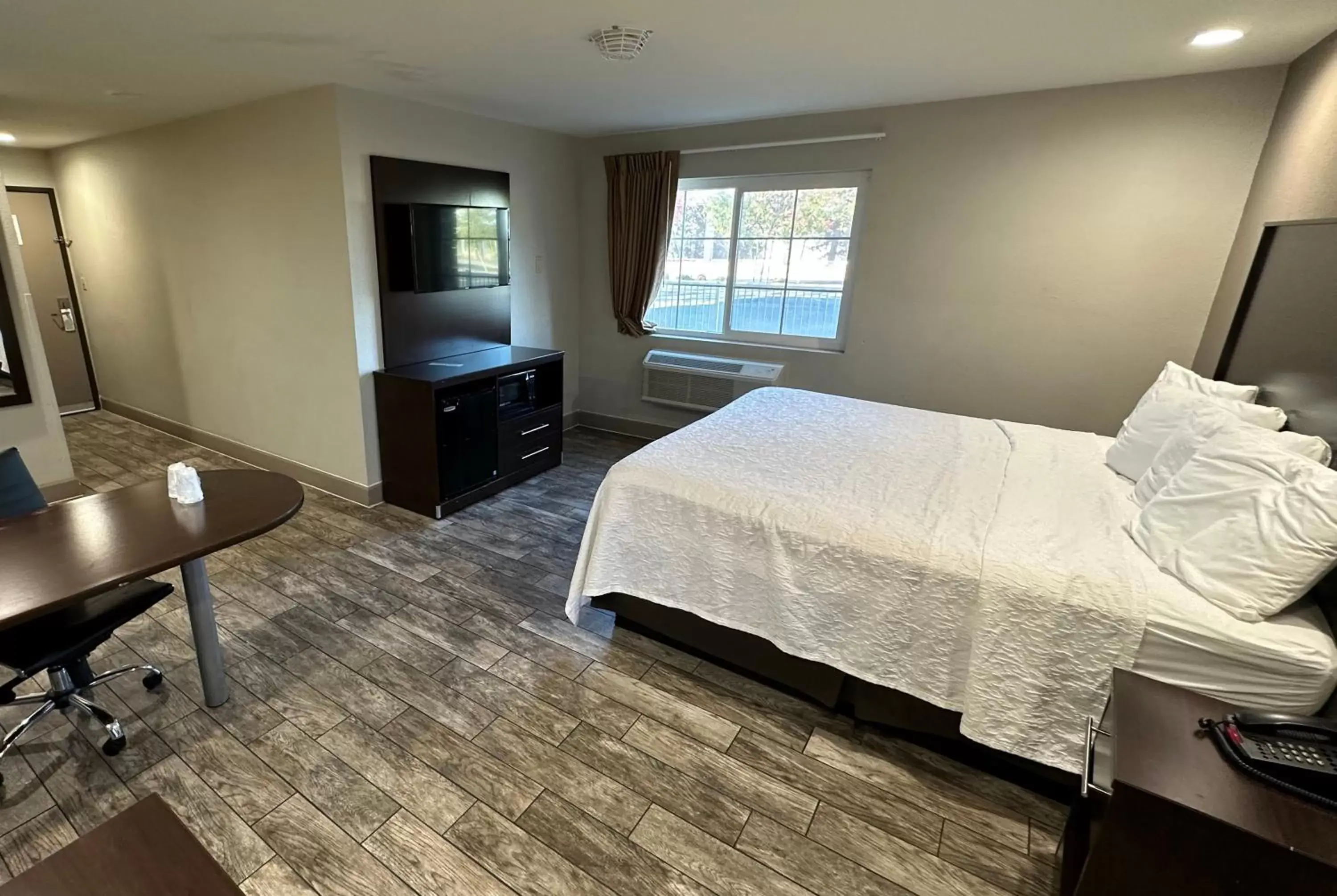 Photo of the whole room, Bed in Red Roof Inn Hayward Photo of the whole room, Bed in Red Roof Inn Hayward