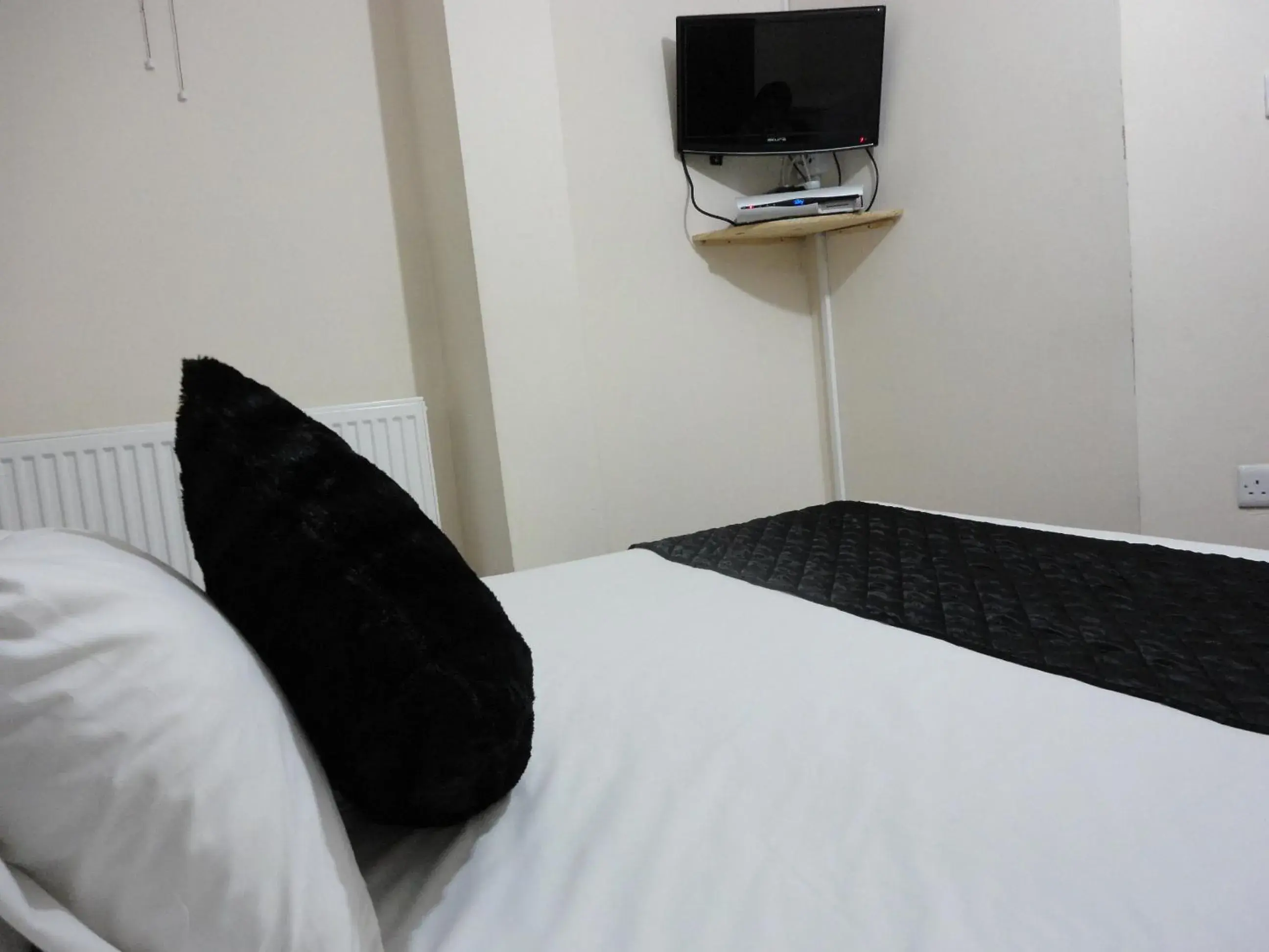 Bed, TV/Entertainment Center in City View Hotel - Roman Road Market
