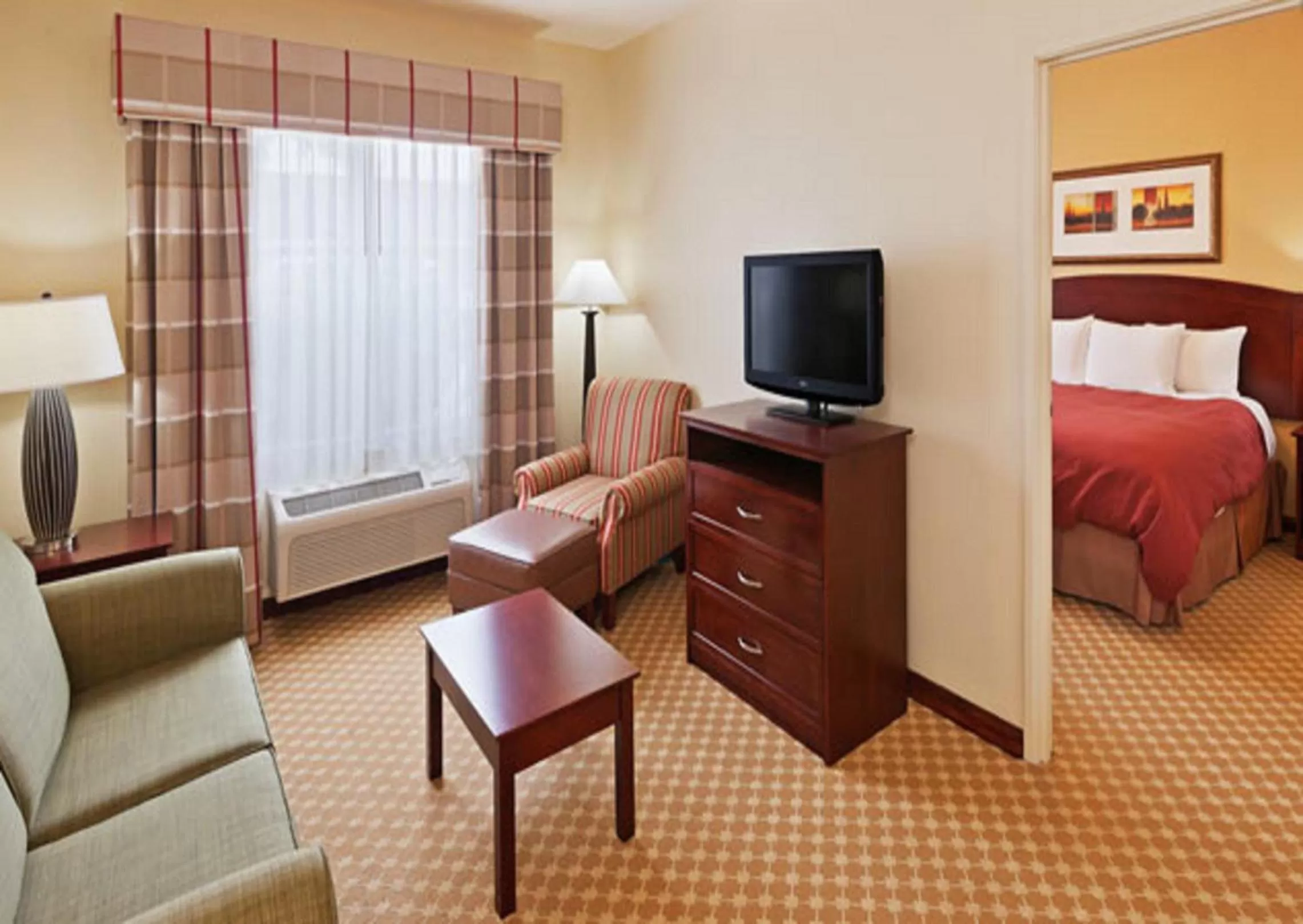 Living room, Bed in Country Inn & Suites by Radisson, Tulsa, OK