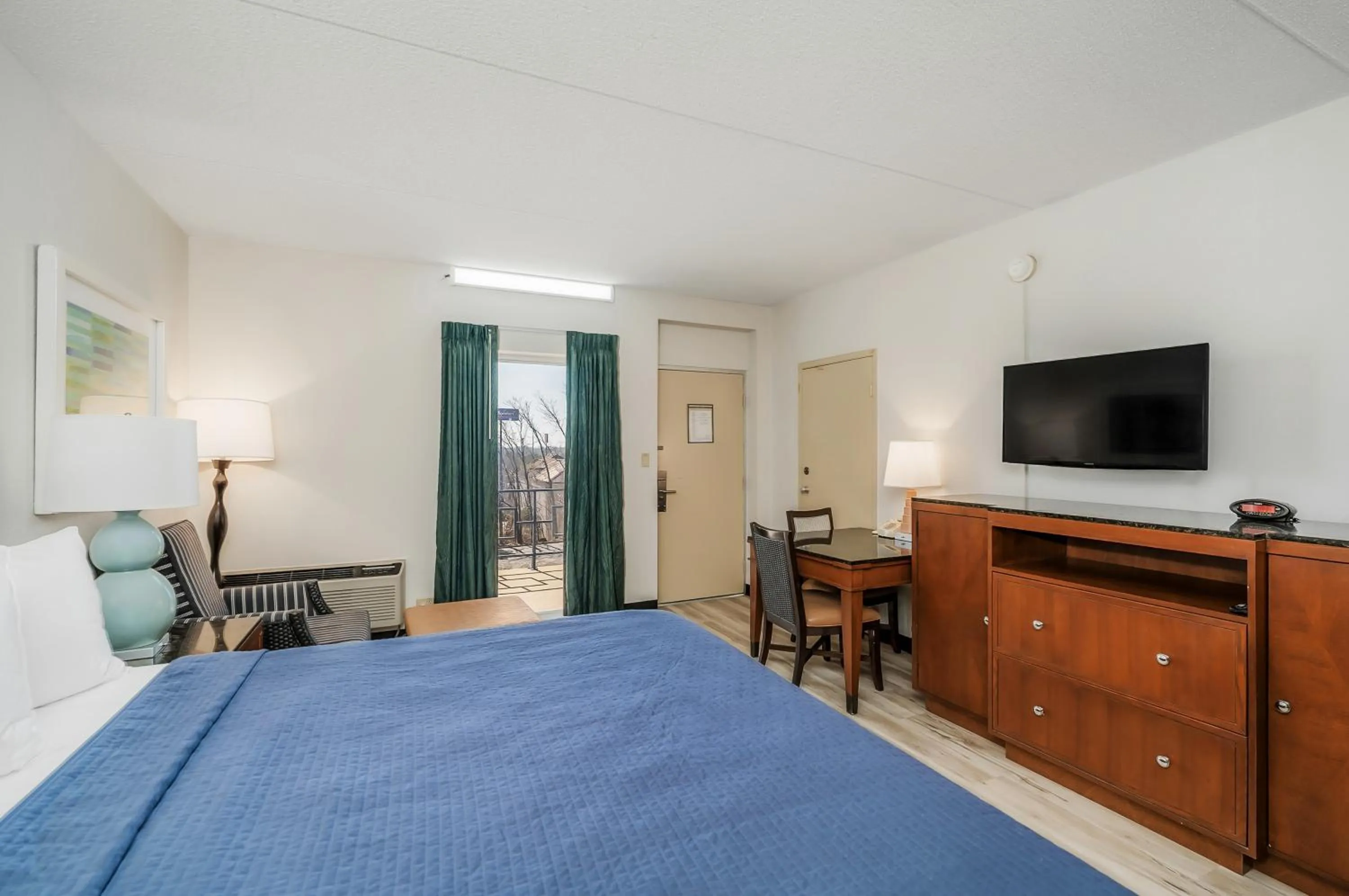 Bed, TV/Entertainment Center in Americas Best Value Inn Cookeville