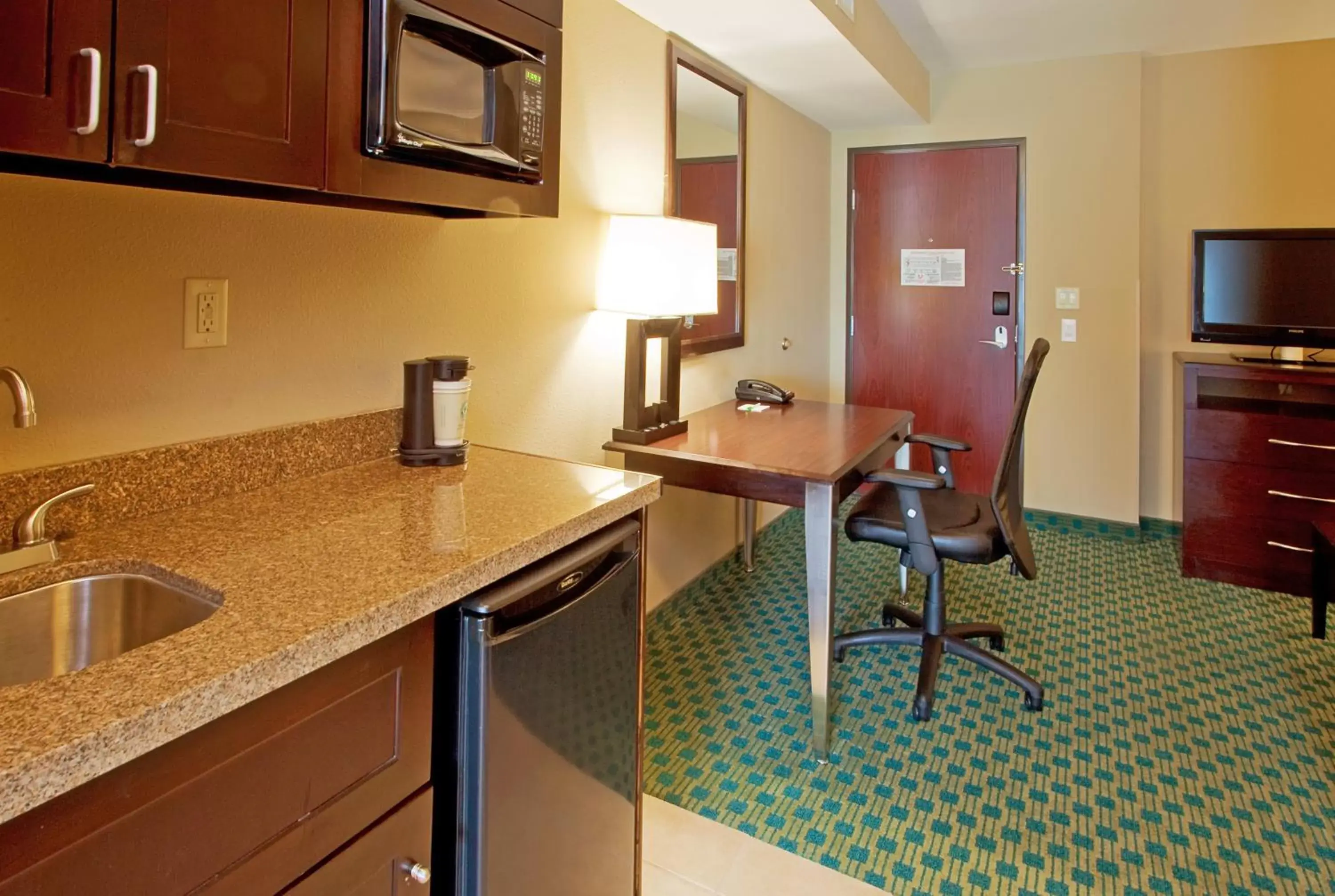 Photo of the whole room, Kitchen/Kitchenette in Holiday Inn Fort Worth North- Fossil Creek, an IHG Hotel