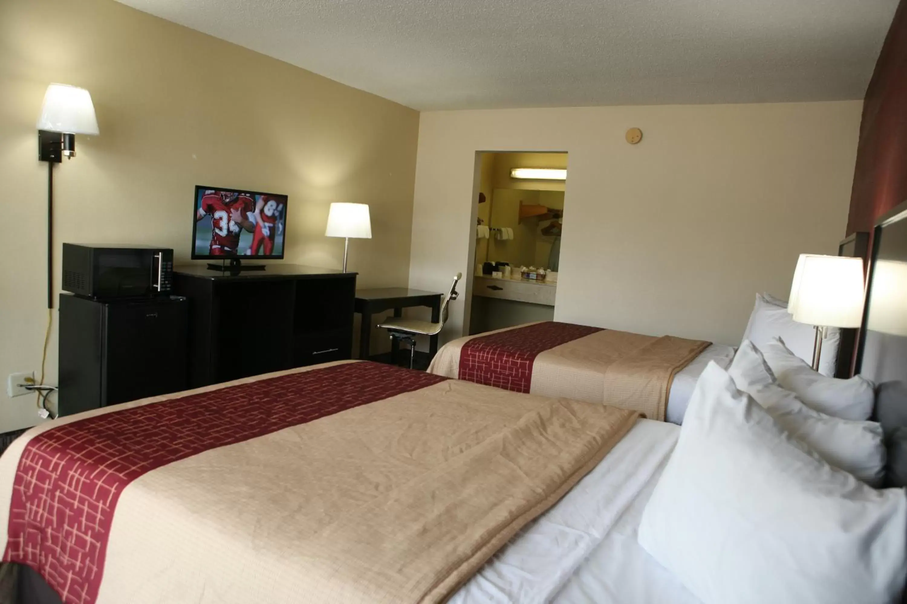 Photo of the whole room, Bed in Red Roof Inn & Suites Cave City