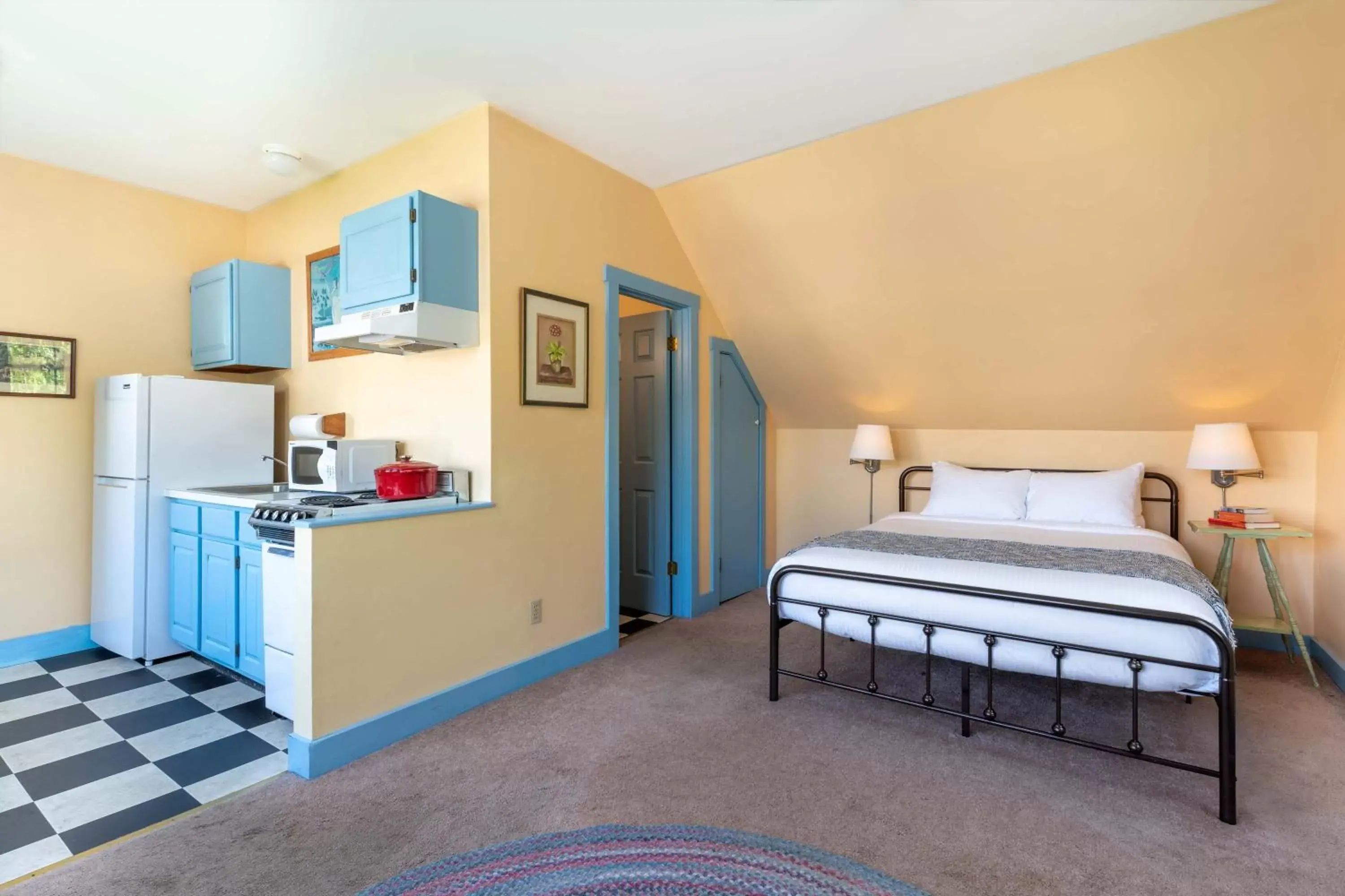 Bed, Kitchen/Kitchenette in Old Stagecoach Inn