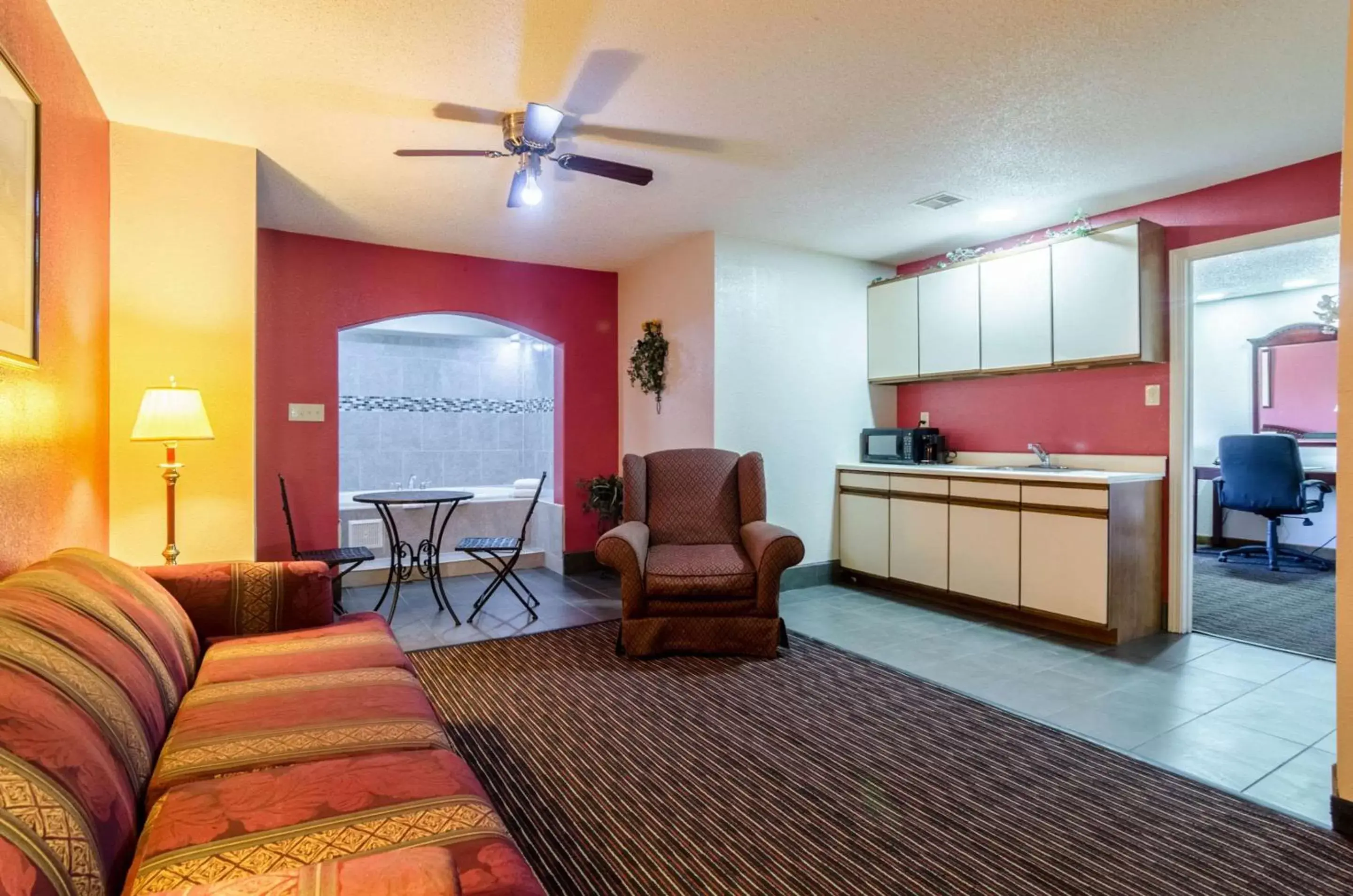 Photo of the whole room, Seating Area in Quality Inn South