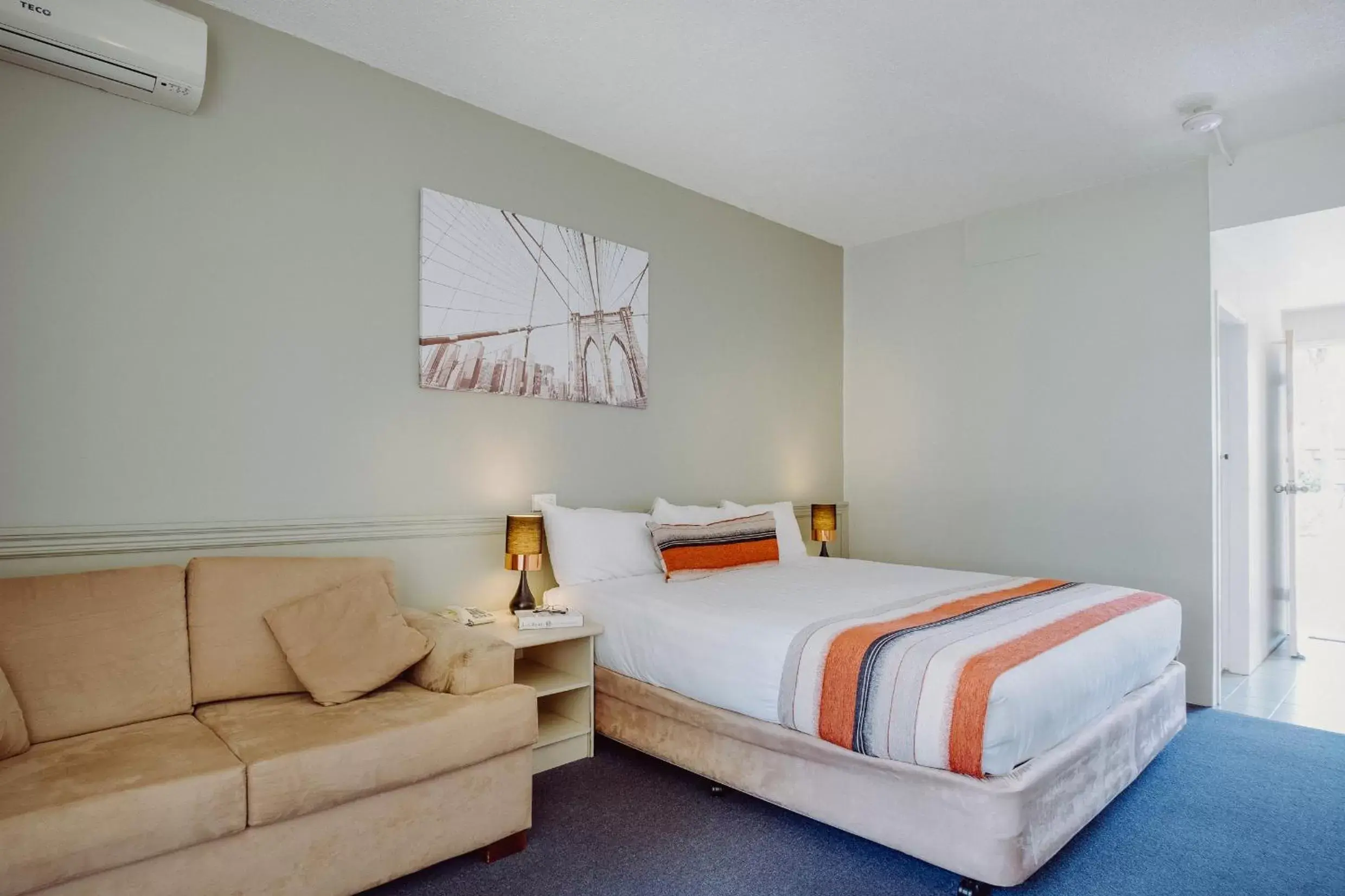 Bed in Artesian Spa Motel