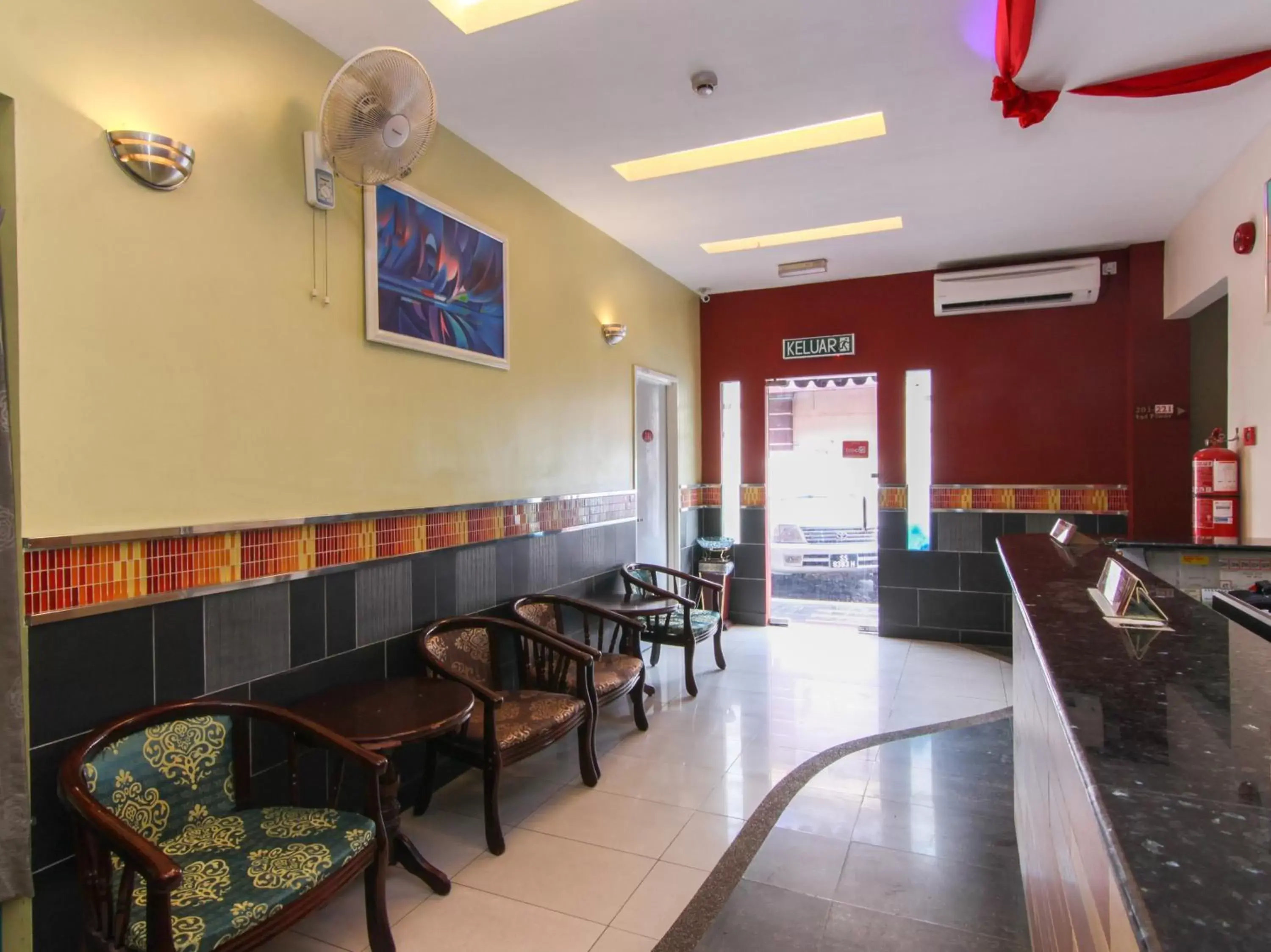 Seating area, Restaurant/Places to Eat in Super OYO 43930 Hotel Esplanade