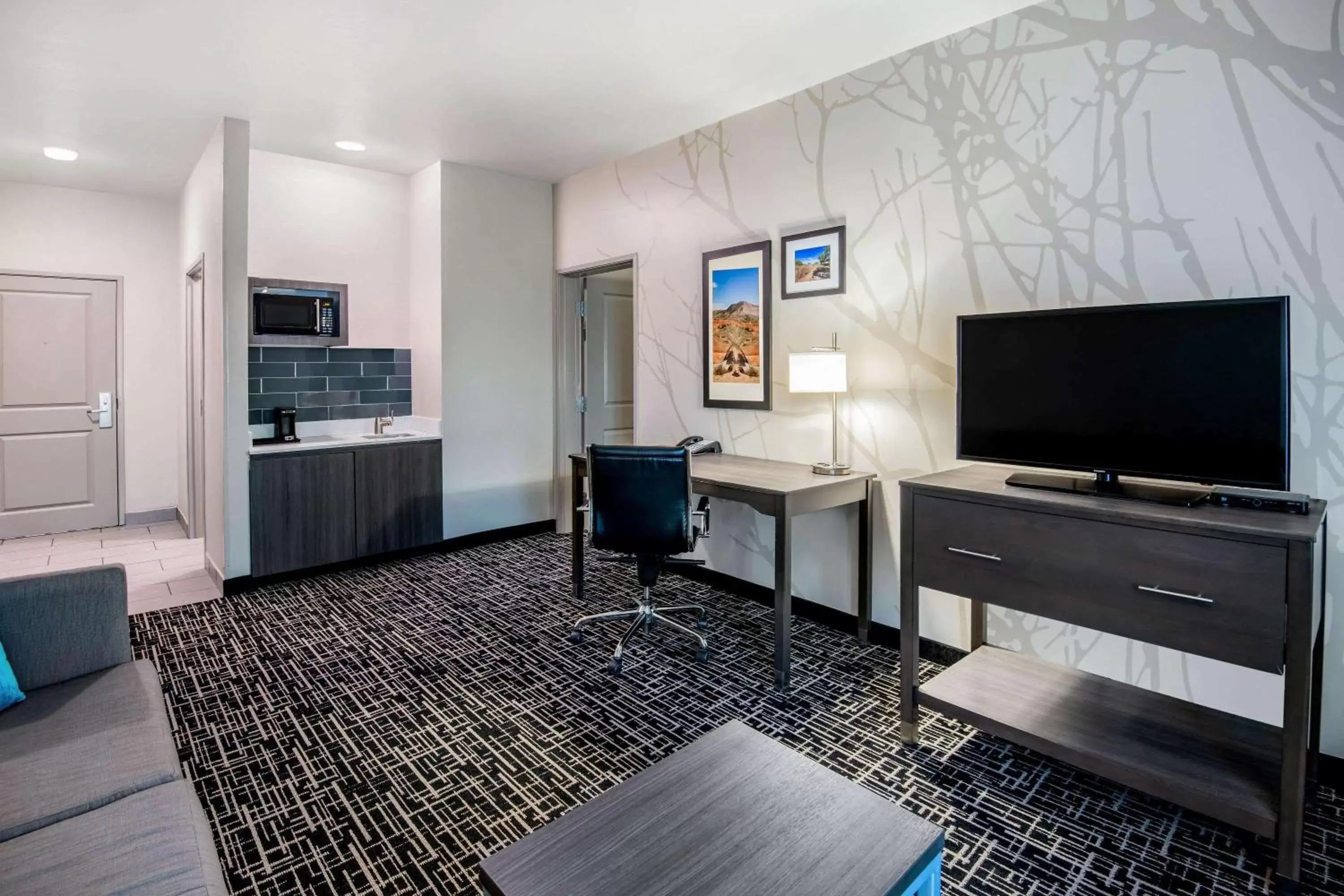 Photo of the whole room, TV/Entertainment Center in La Quinta Inn & Suites by Wyndham Pampa