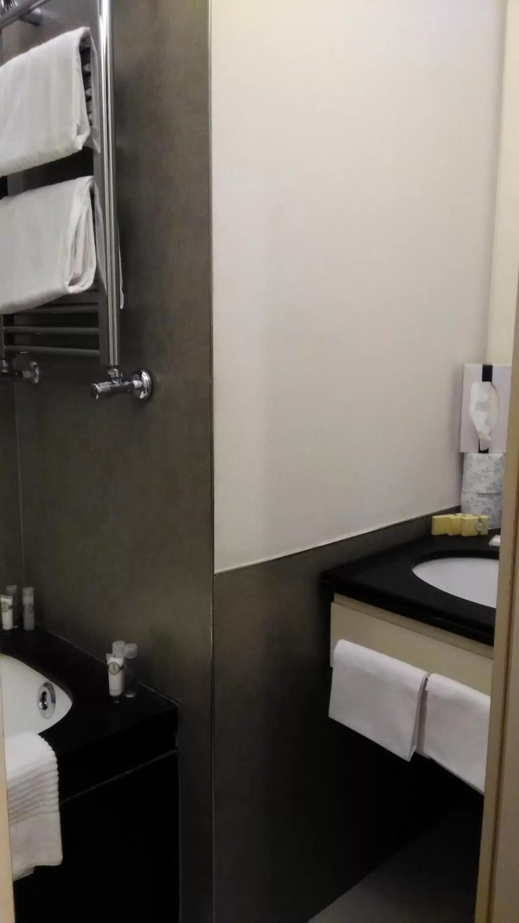 Bathroom in Atlante Star Hotel