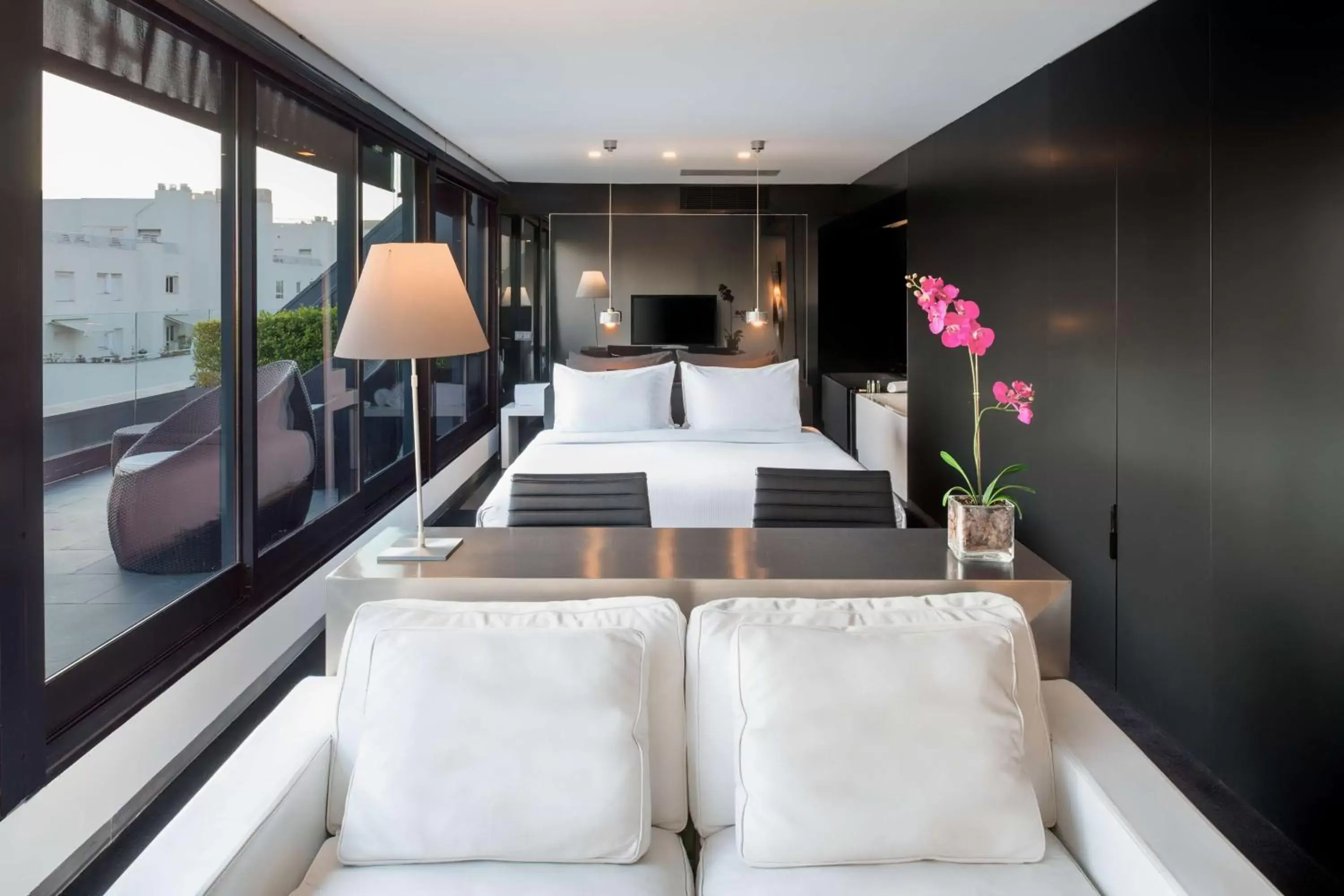 Living room in DoubleTree by Hilton Lisbon Fontana Park