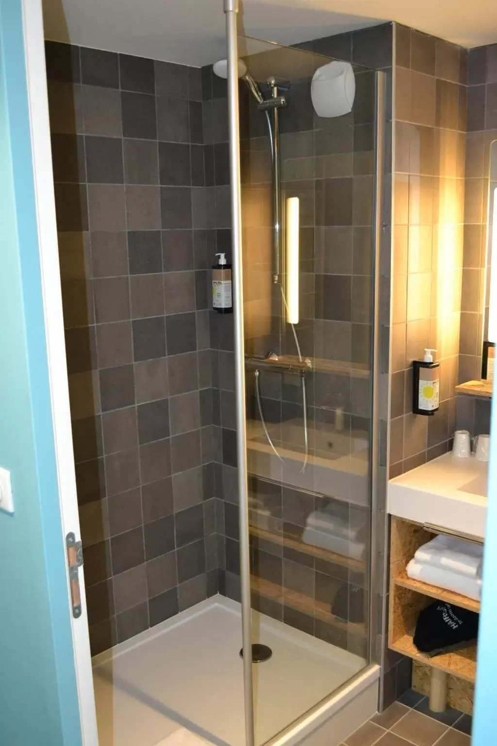 Bathroom in greet Hotel Rennes Pace