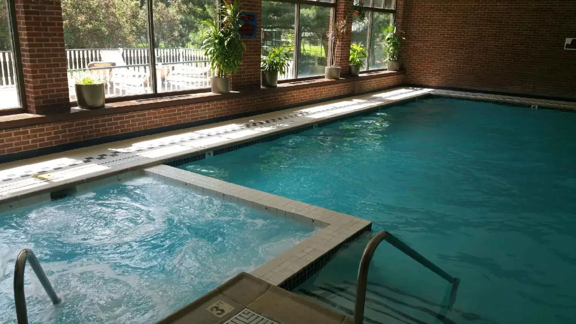 Hot Tub, Swimming Pool in Best Western Grand Victorian Inn