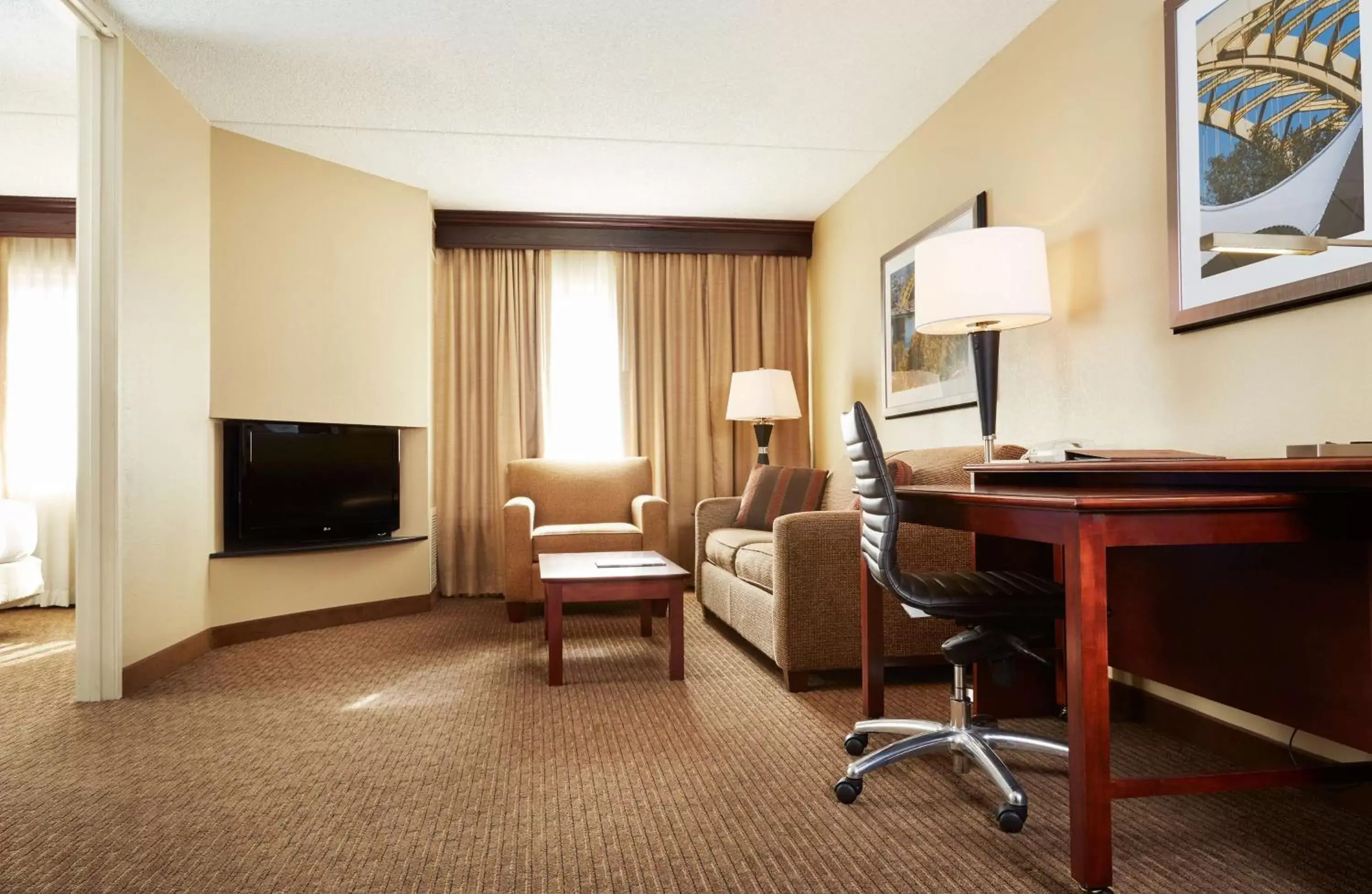 Bedroom, TV/Entertainment Center in DoubleTree Suites by Hilton Hotel Cincinnati - Blue Ash