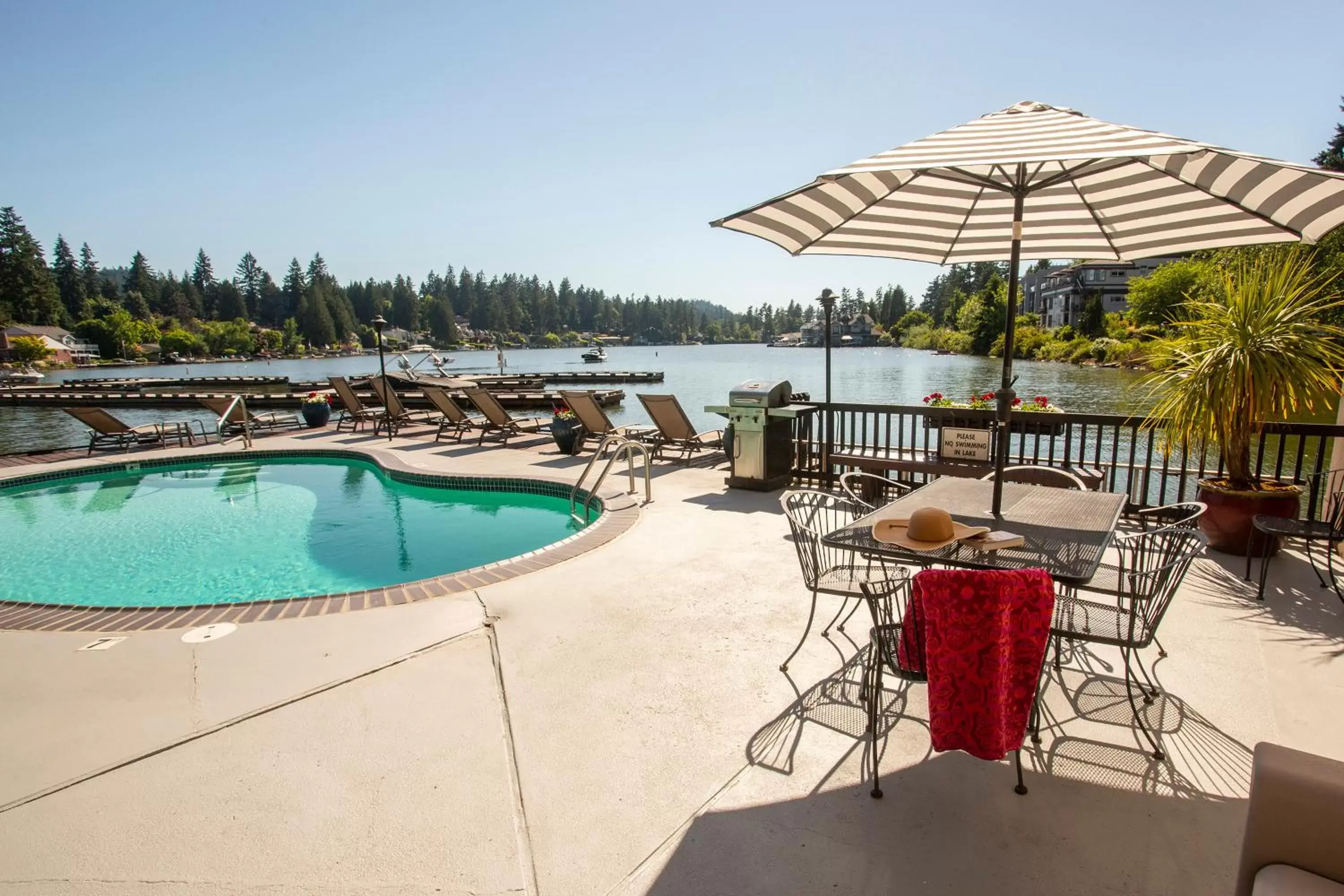 Patio, Swimming Pool in Lakeshore Inn