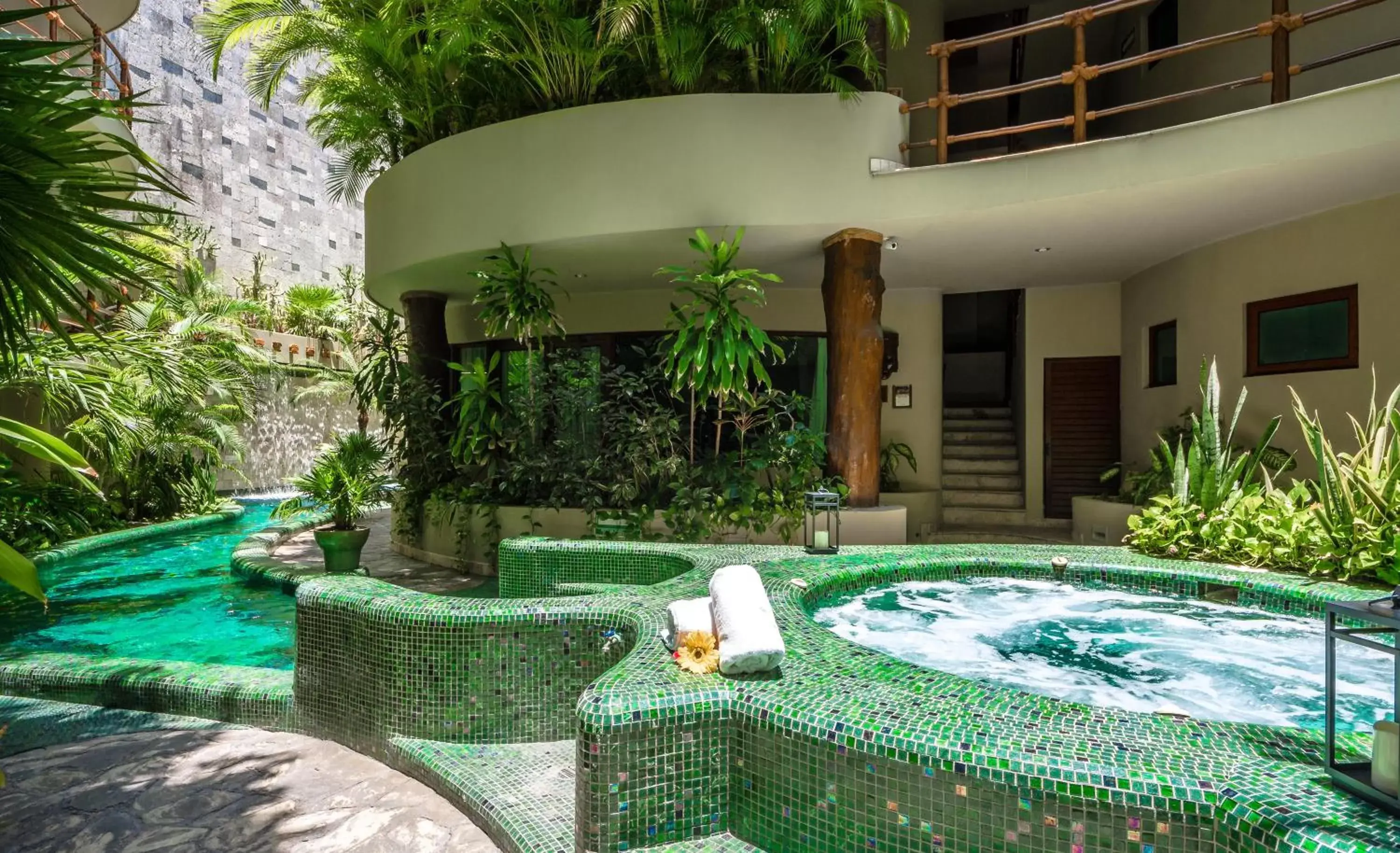 Hot Tub, Swimming Pool in Maya Villa Condo Hotel and Beachclub