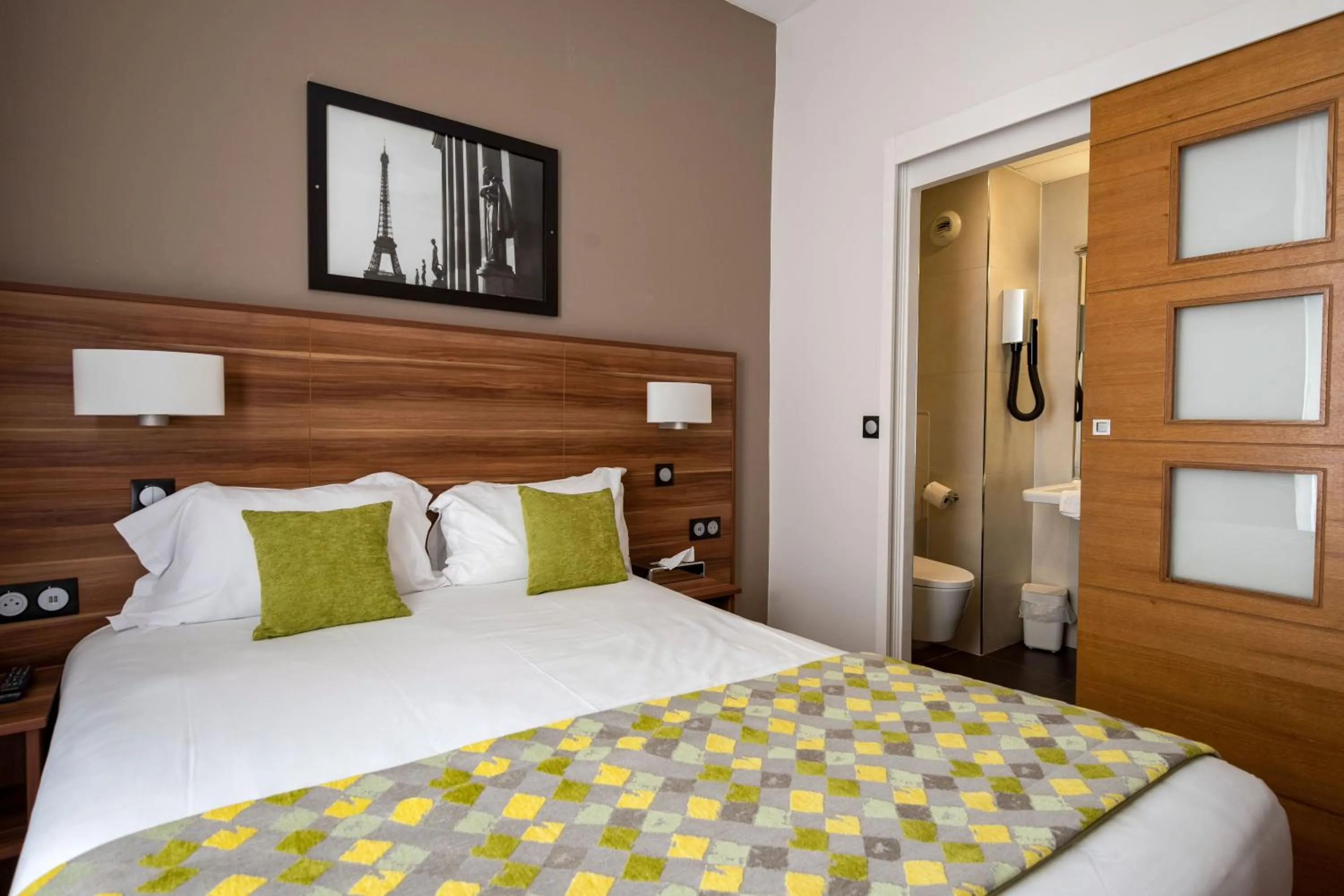 Photo of the whole room, Bed in Hotel Chabrol Opera