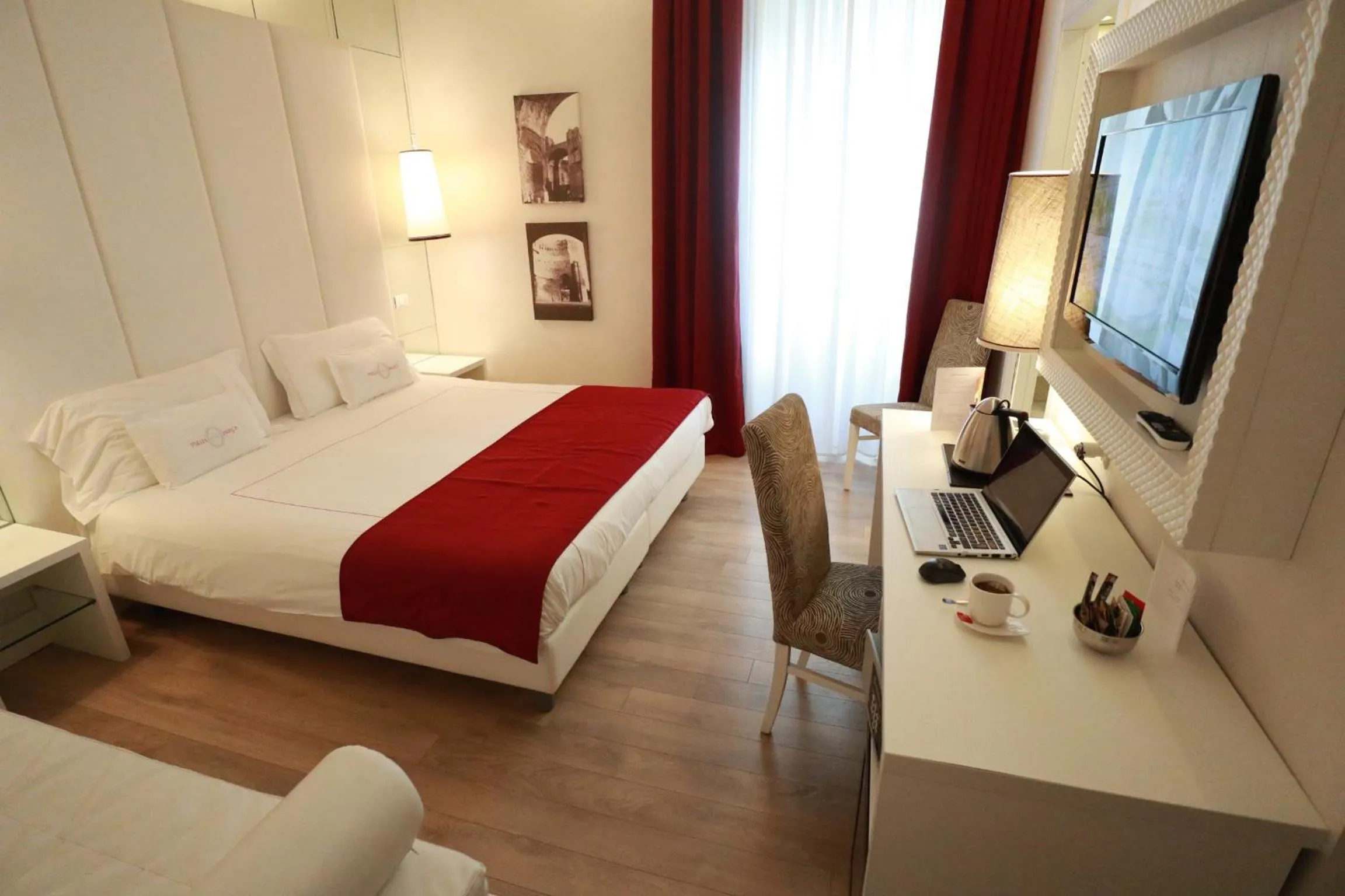 Photo of the whole room, Bed in Tullia&Prisca Relais