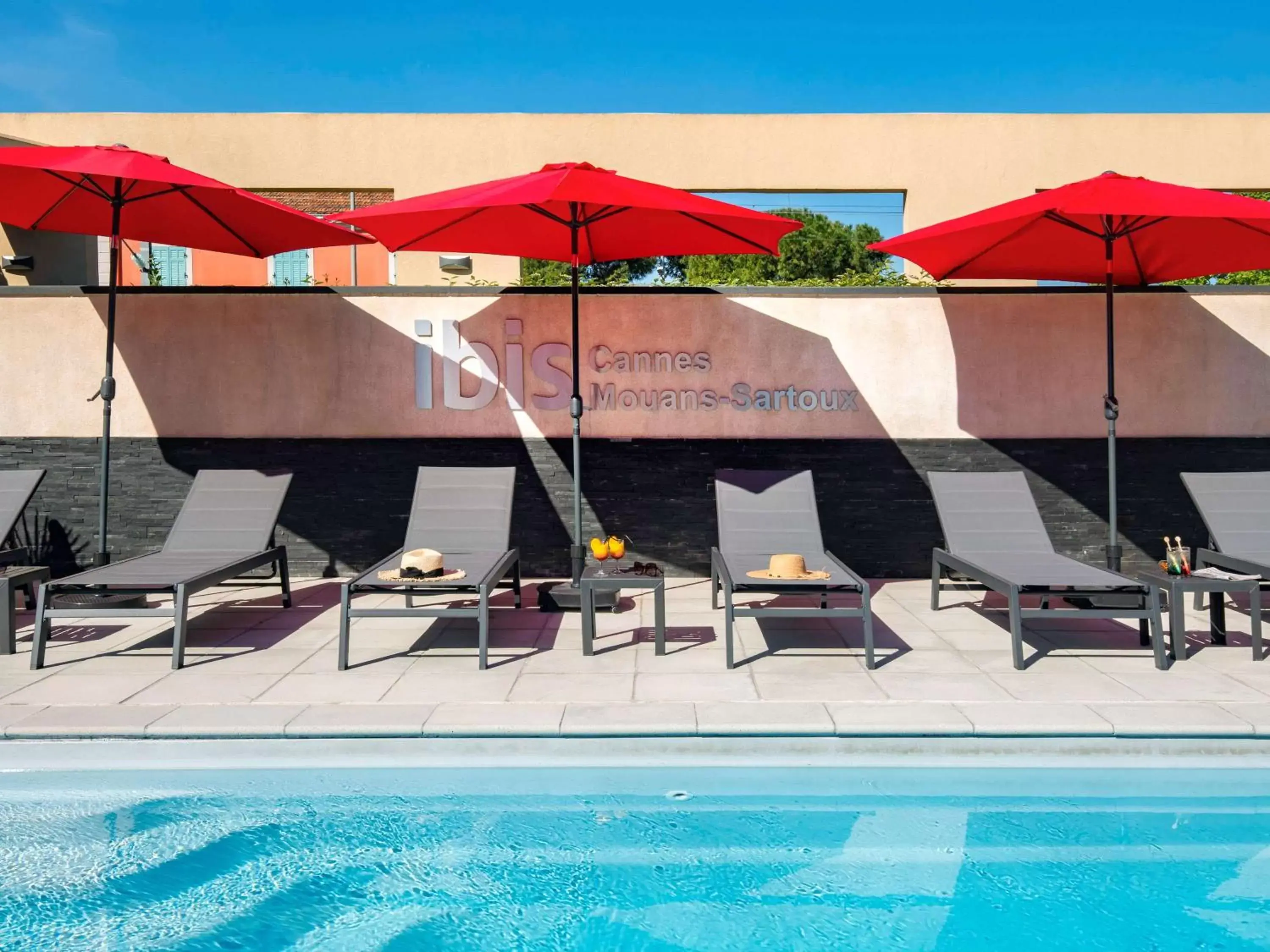 Sports, Swimming Pool in IBIS Cannes Mouans Sartoux Piscine parking gratuit