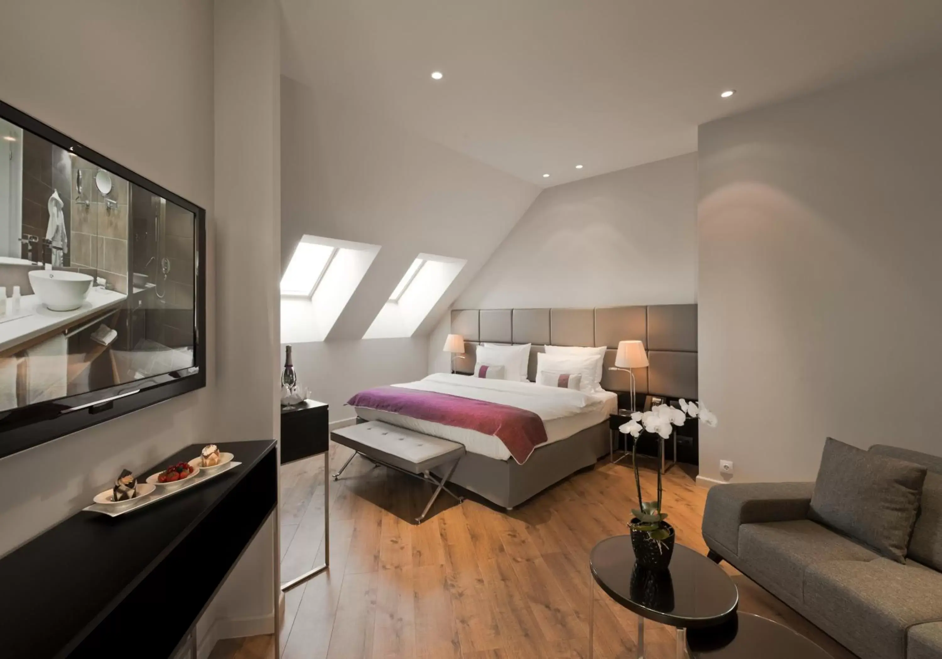 Bedroom, Bed in Crowne Plaza Berlin - Potsdamer Platz, an IHG Hotel