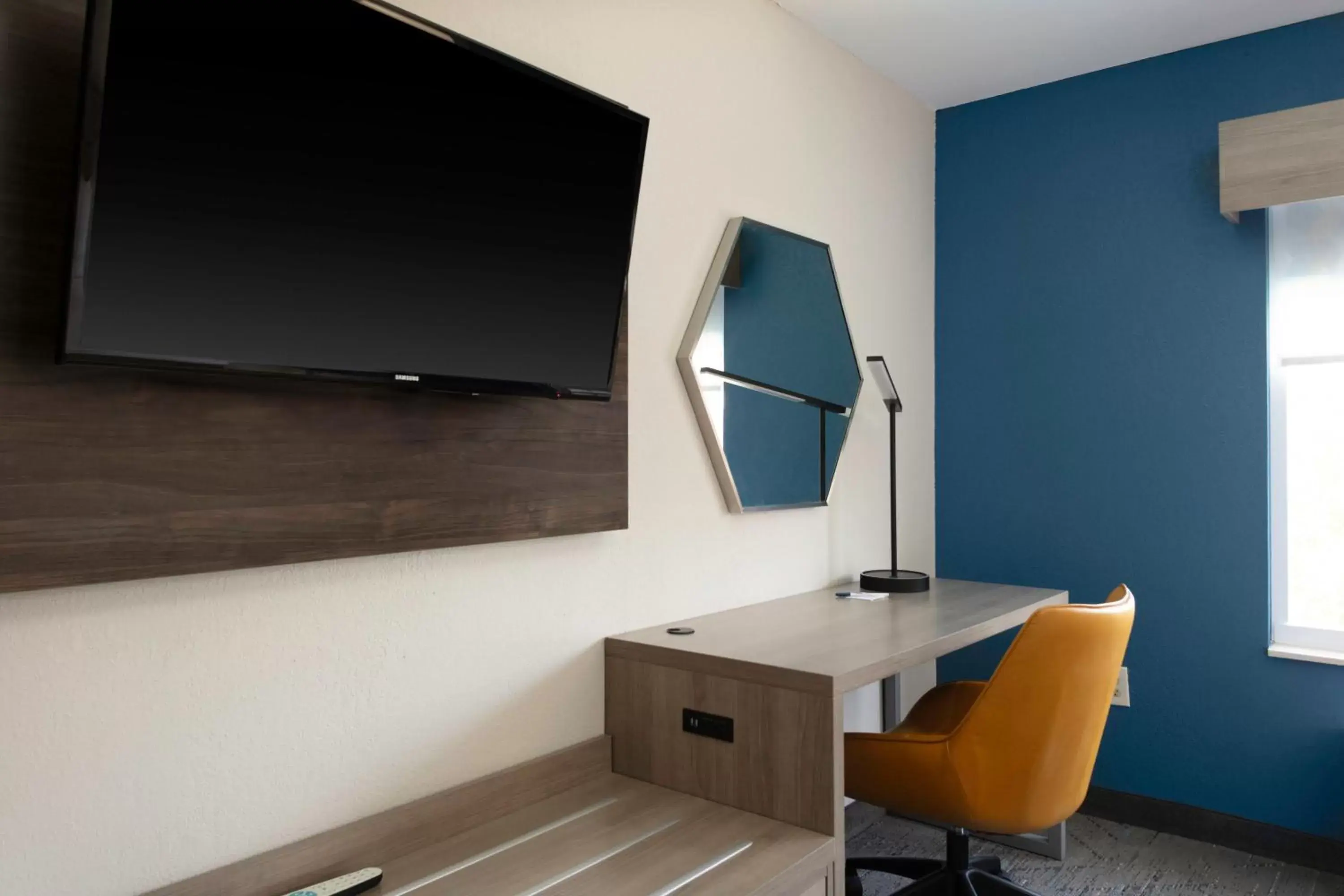 Bedroom, TV/Entertainment Center in Holiday Inn Express - Rocky Mount - Sports Center, an IHG Hotel