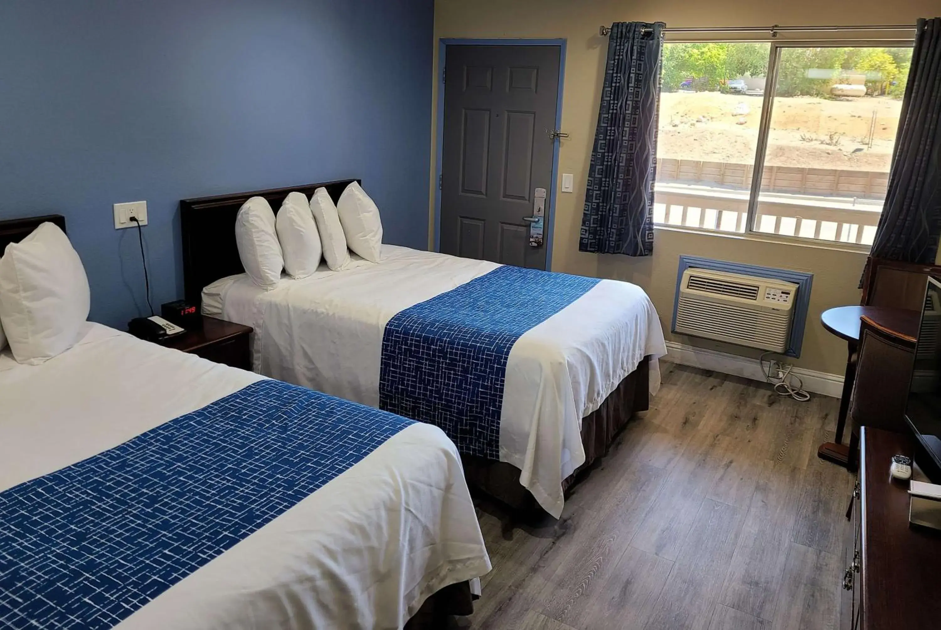 Photo of the whole room, Bed in Travelodge by Wyndham Clearlake