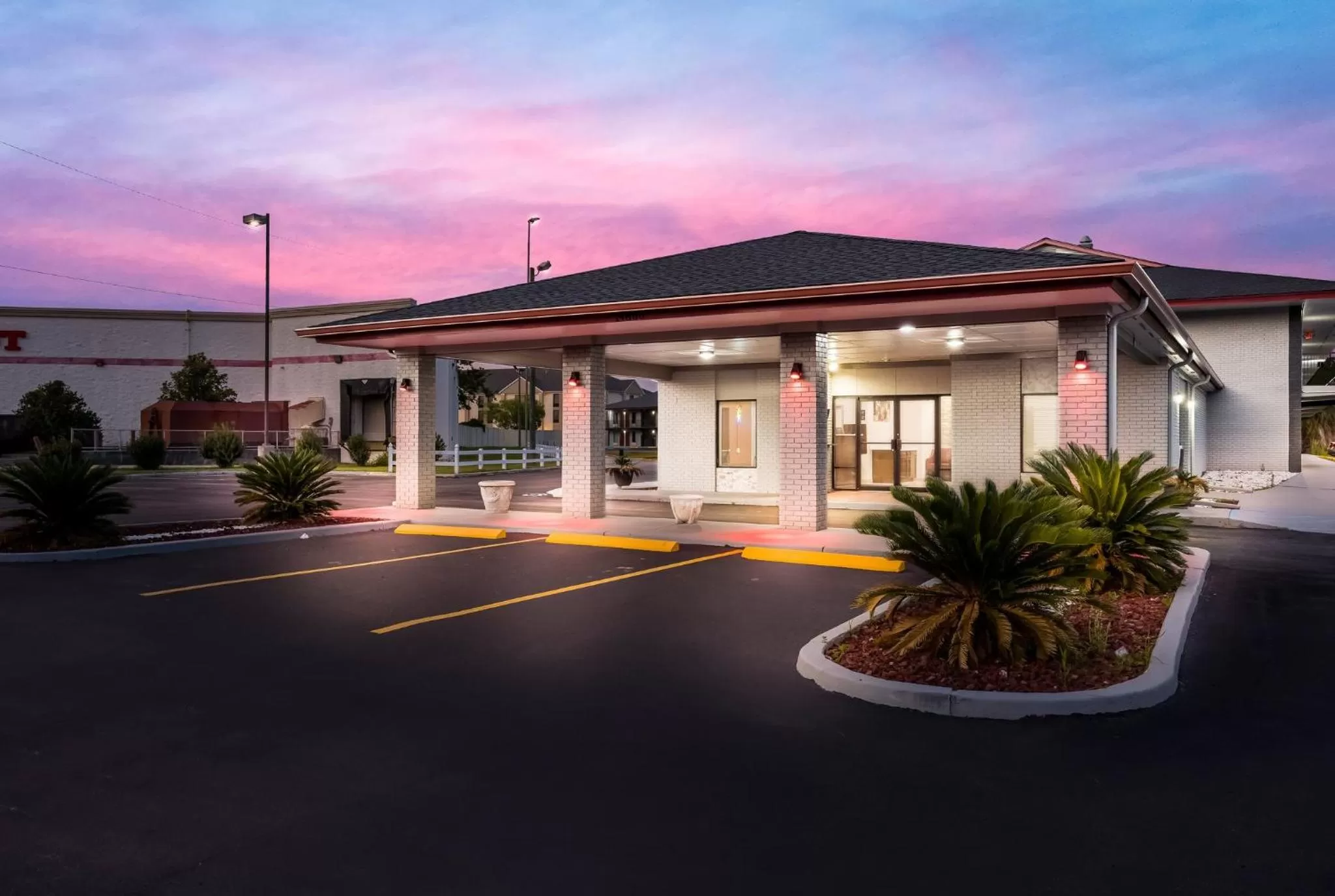Property building in Red Roof Inn & Suites Thomasville