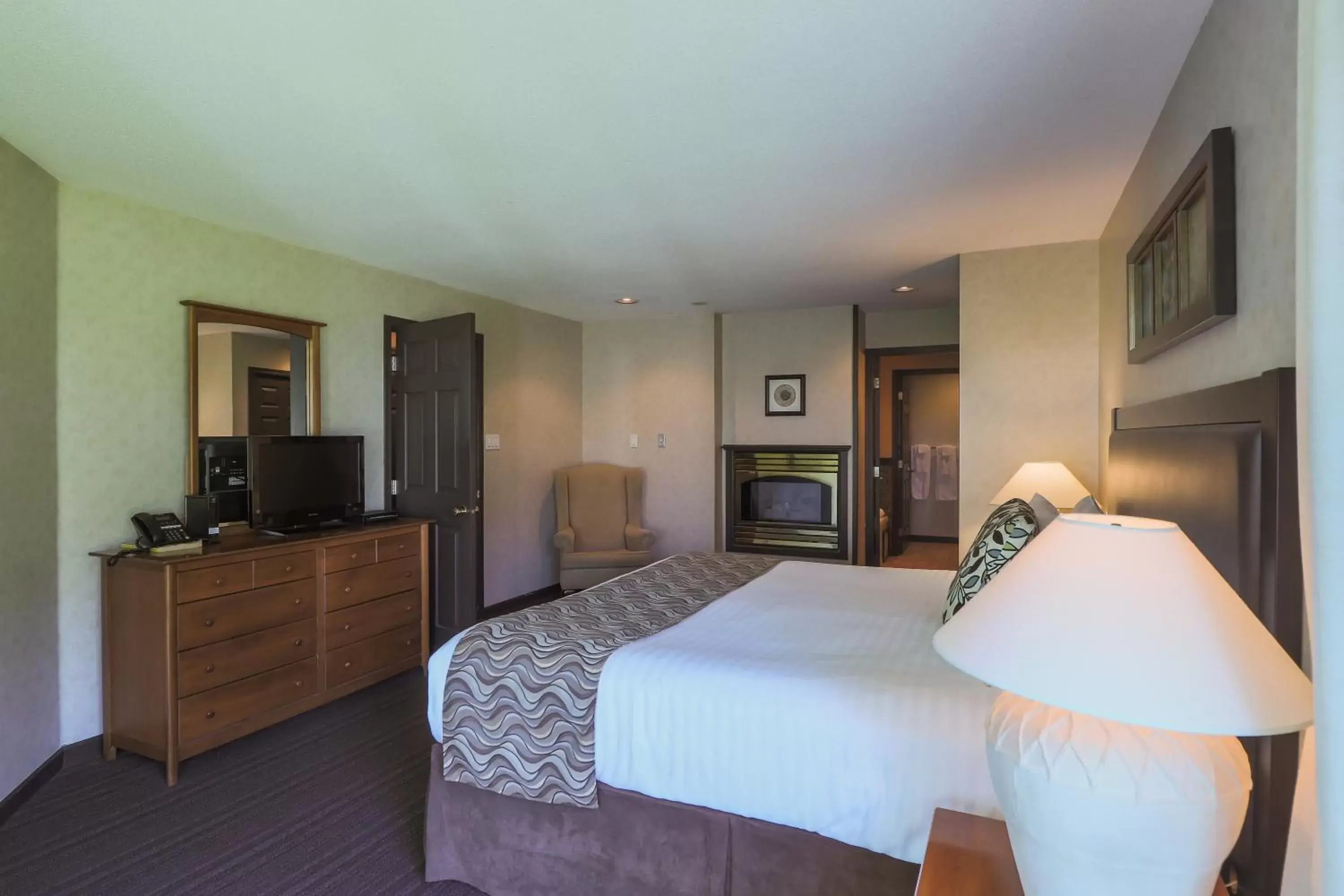 Bedroom, Bed in Pacific Shores Resort & Spa