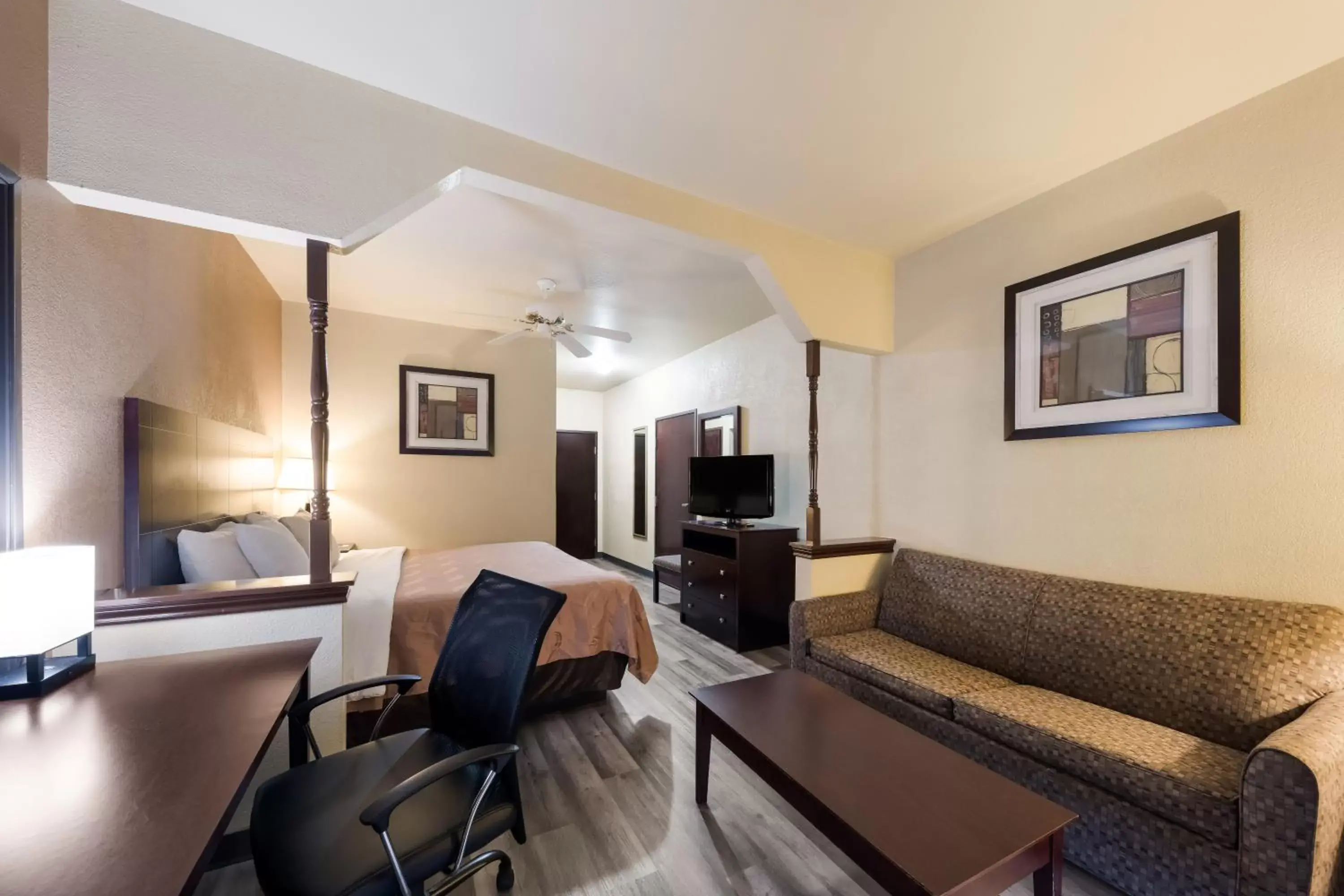 Seating Area in Quality Inn and Suites Terrell