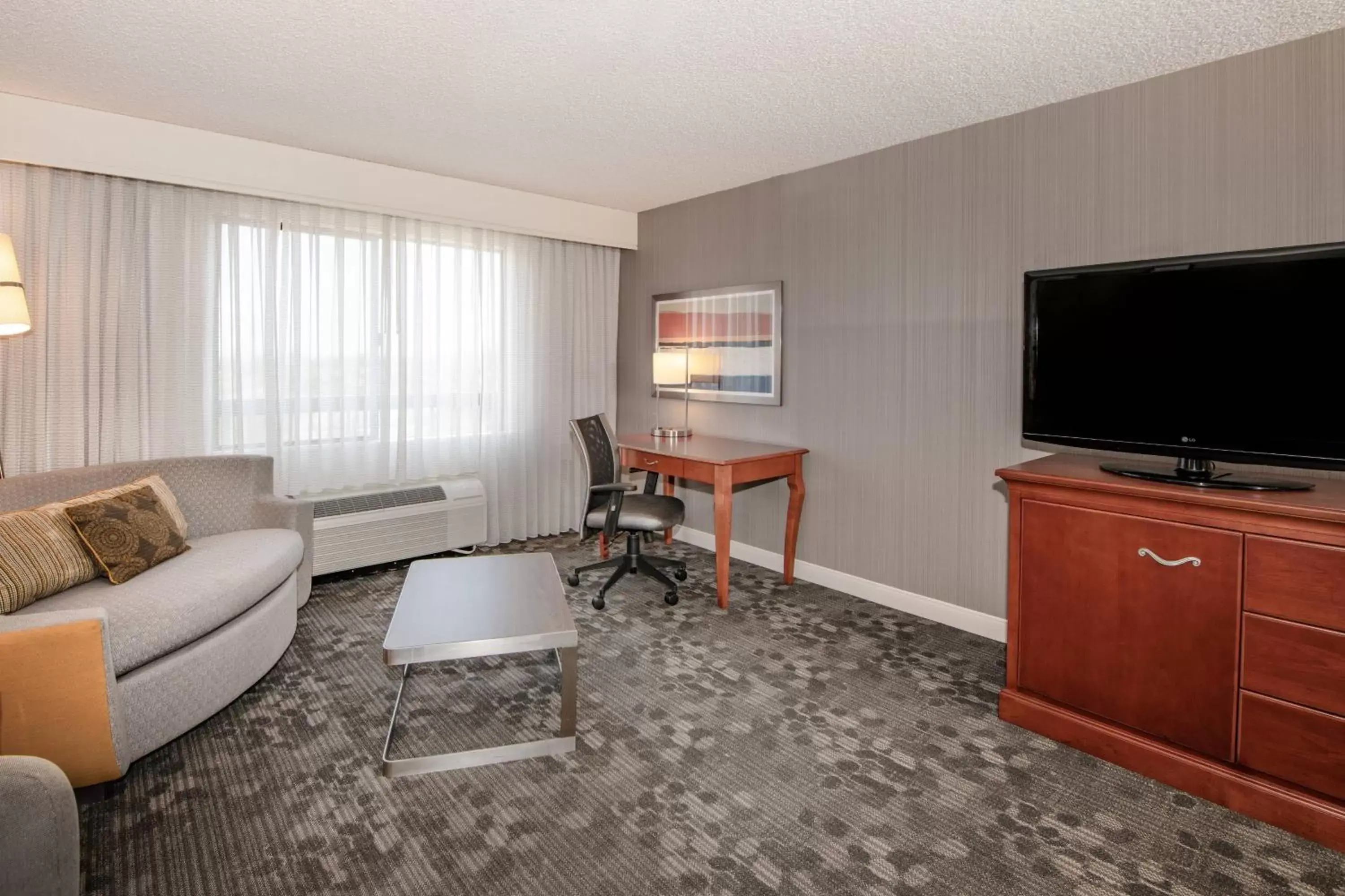 Living room, TV/Entertainment Center in Courtyard by Marriott Newark Silicon Valley