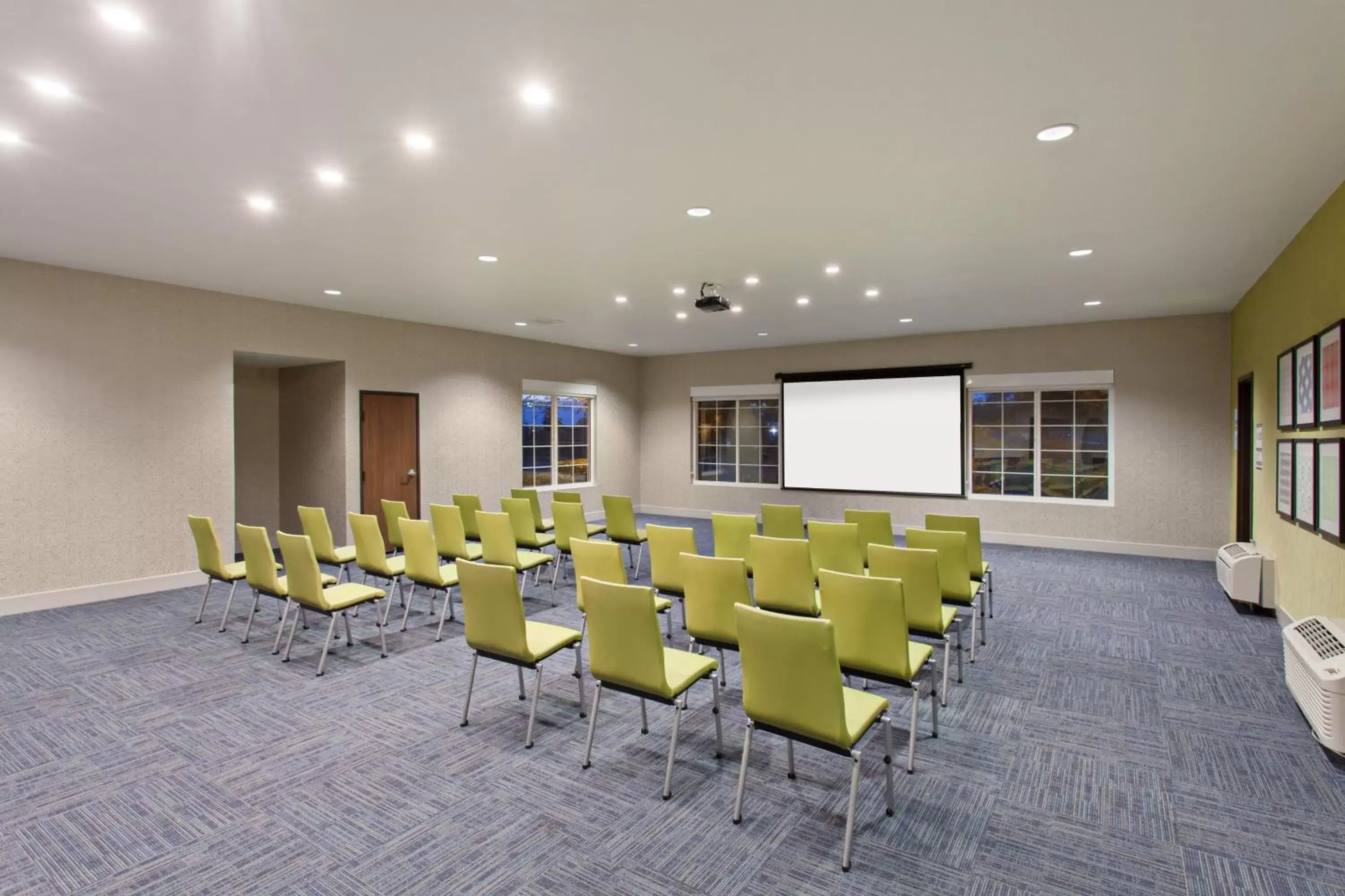 Meeting/conference room in Holiday Inn Express & Suites Oakland - Airport, an IHG Hotel