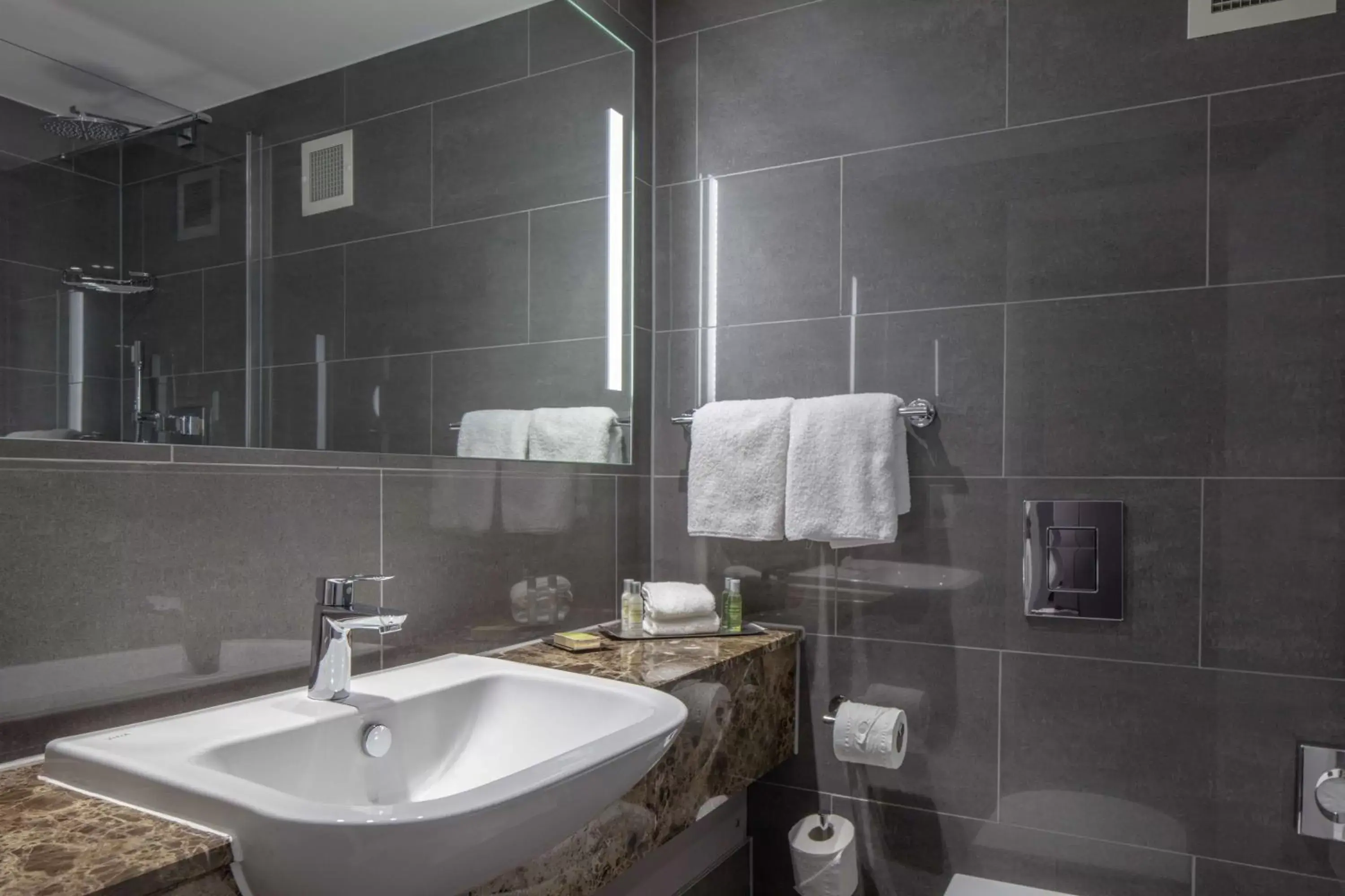 Bathroom in DoubleTree by Hilton Bristol City Centre