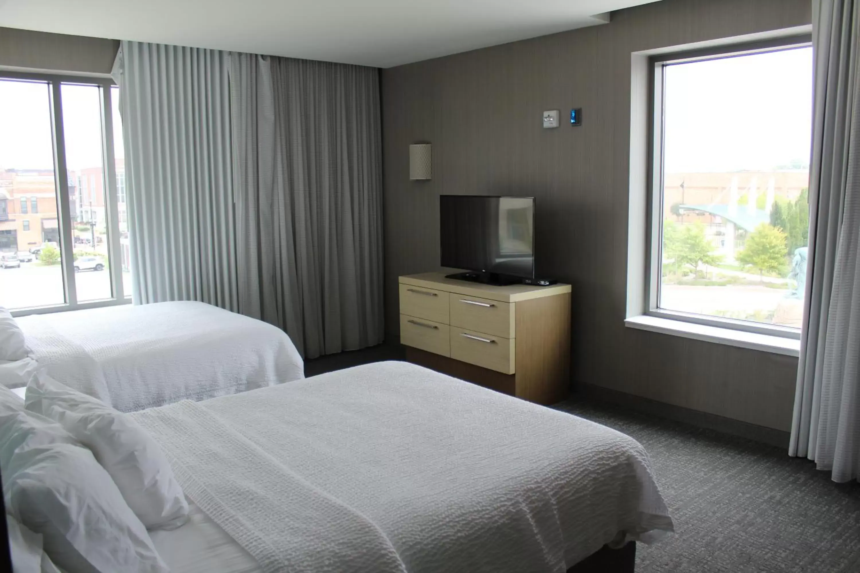 Bedroom, Bed in Courtyard by Marriott Muncie at Horizon Convention Center