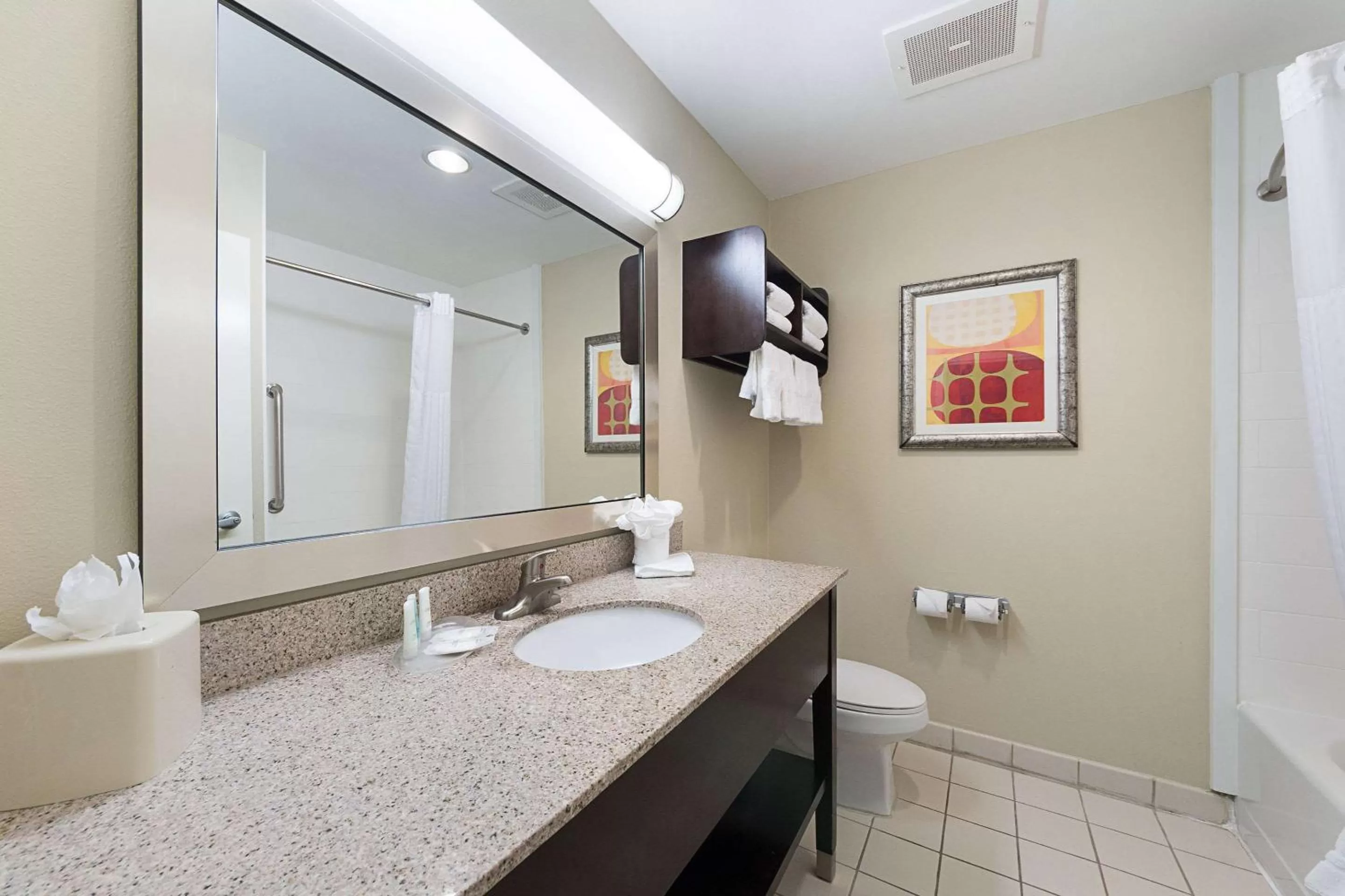 Toilet in Comfort Suites Beachside