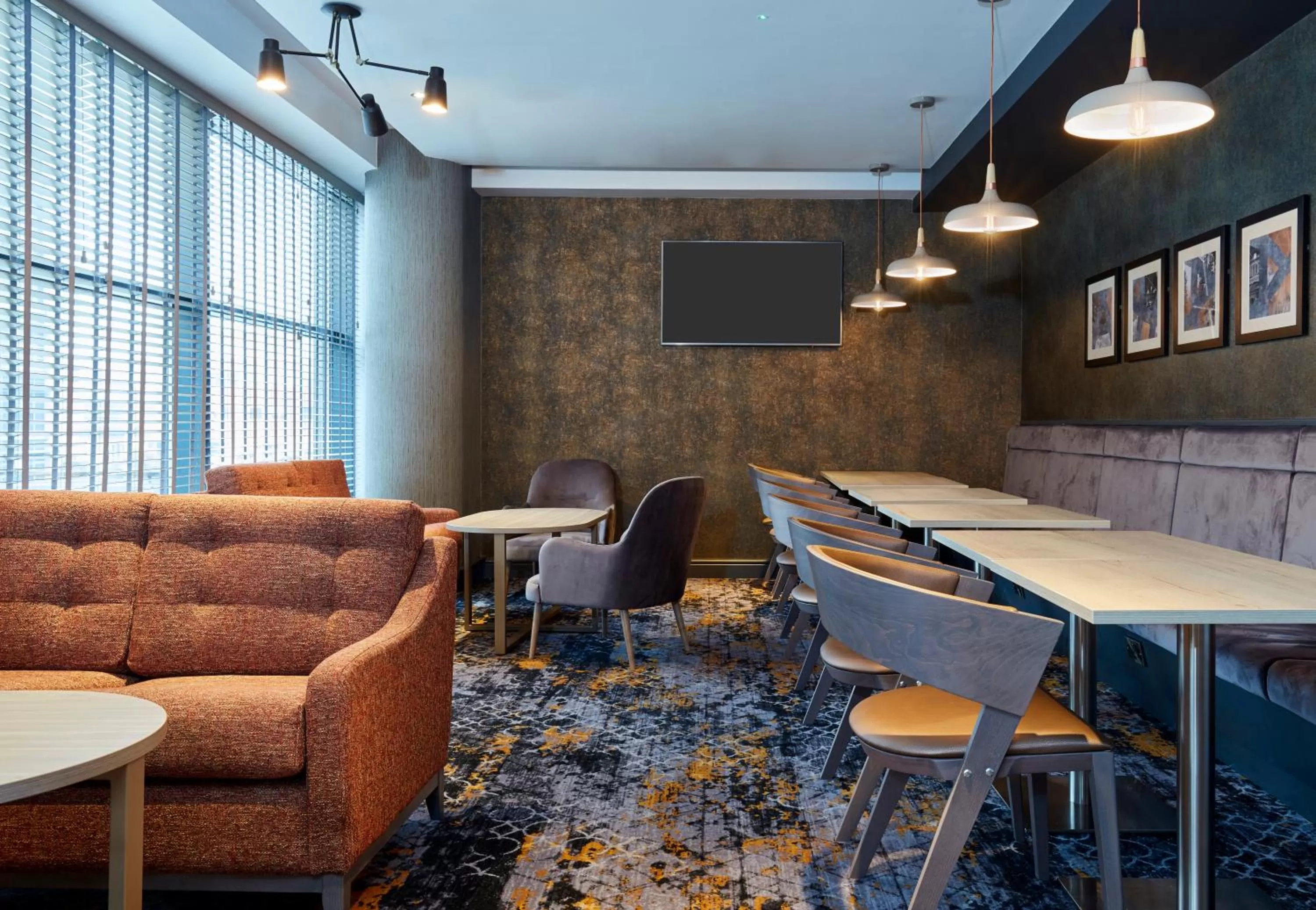 Lounge or bar in Leonardo Hotel Nottingham