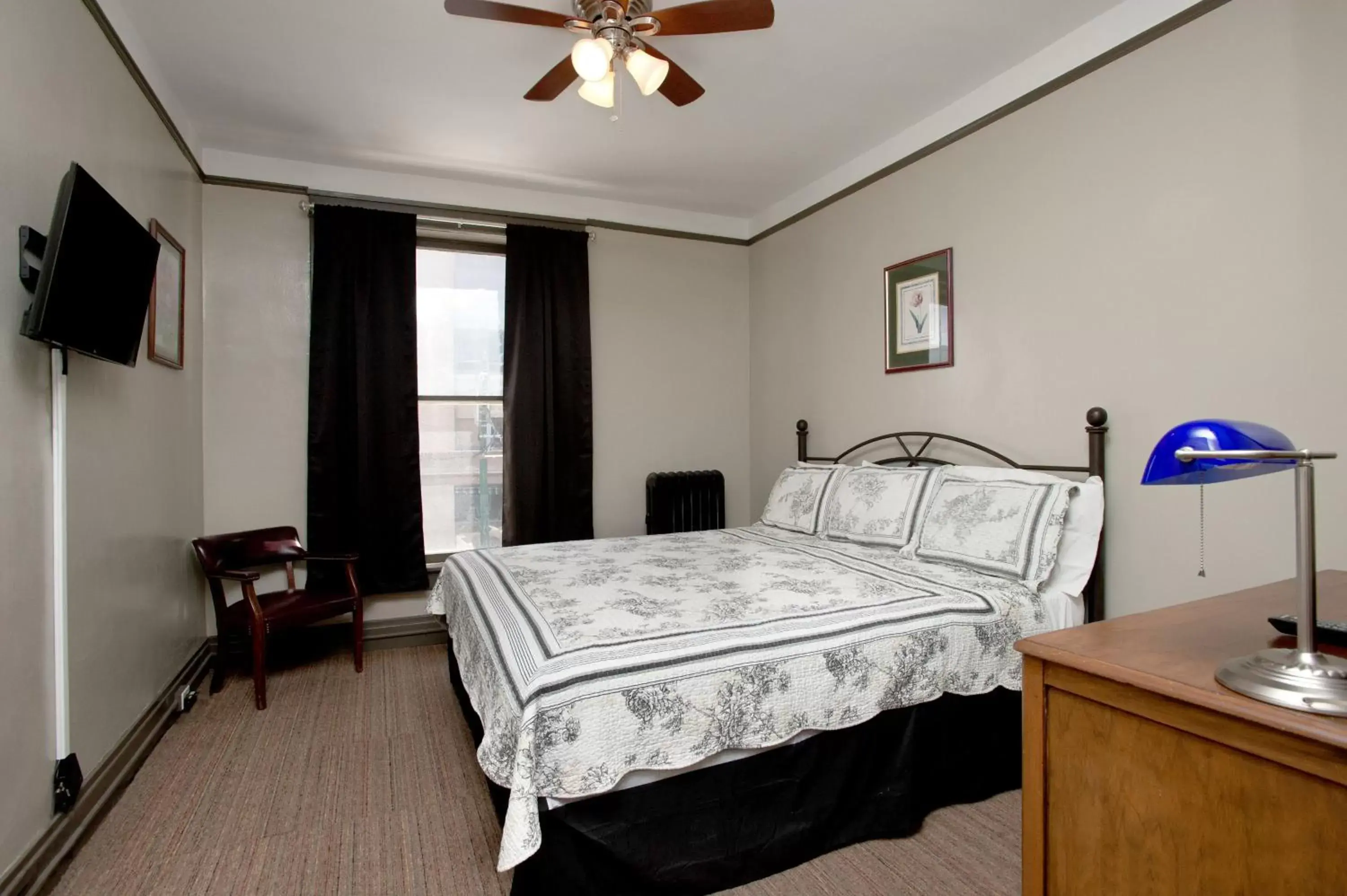 Bedroom, Bed in Gardner Hotel