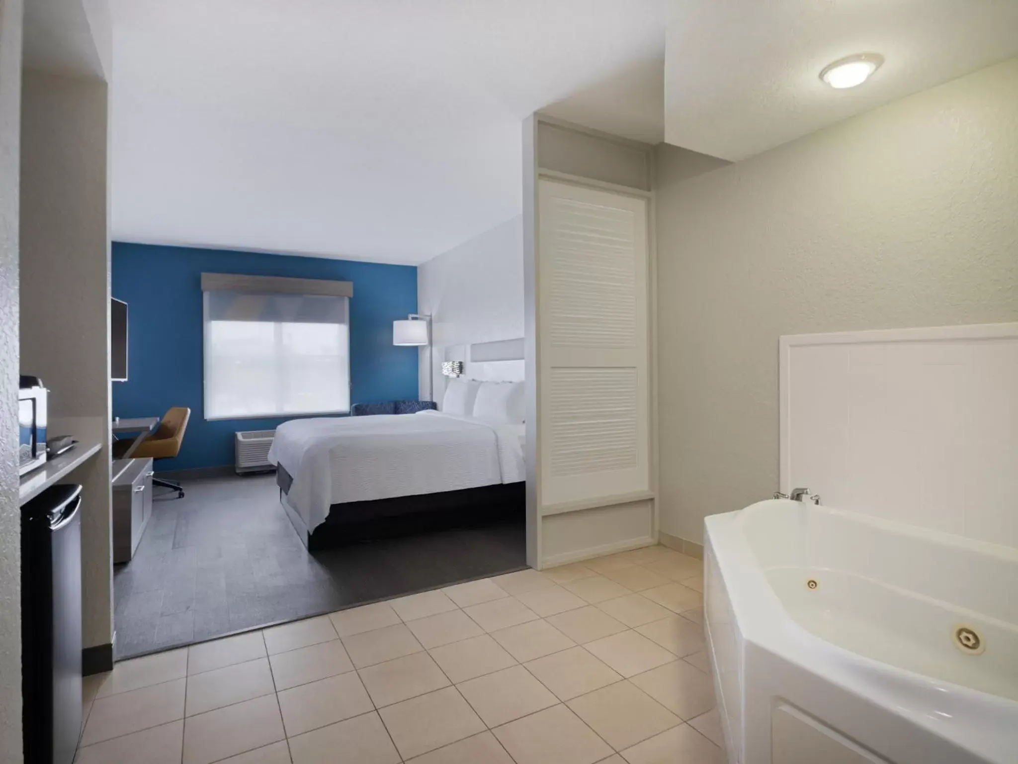 Photo of the whole room in Holiday Inn Express & Suites Lakeland North I-4, an IHG Hotel
